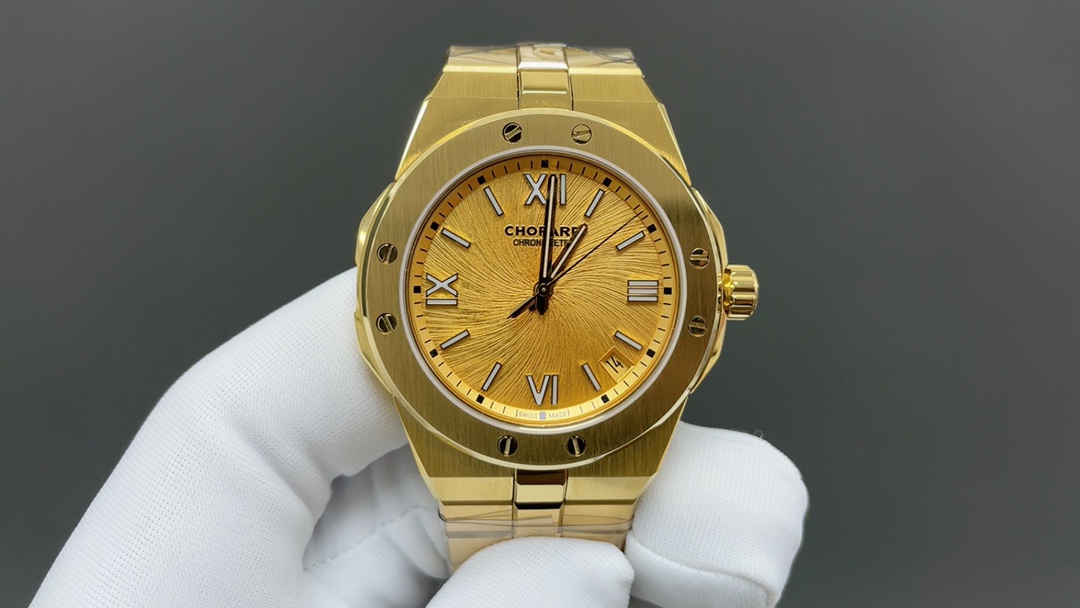 NO:392534,GH—Factory Exclusive masterpiece Chopard Alpine Eagle Snow Mountain Proud Wing Series Rujuan's eyes, comparable to the dark night stars shining between mountains, rivers, lakes and seas to see the gentleman's vision and majestic future. The size is the same as 41mmX9.7mm Movement is modified by Chopard 01.01-c Bracelet Exclusive original open mold gold brick chain link integrated bracelet. Rock pattern dial, rhodium-plated Roman numerals, hour and minute hand hour markers are all covered with Super-LumiNova X1 fluorescent coating to present the contemporary 'eagle'. People with lofty aspirations surpass the masses in daily life. Their vision enlightens people and sublimates their emotions. With vision and determination, they meet future challenges with actions. Loro piana,chopard,chopard19860909GH—Factory 独家力作 萧邦AlpineEagle雪山傲翼系列 如炬目光,比拟暗夜星芒于山川湖海间洞见绅士愿景与磅礴未来 尺寸原装一致41mmX9.7mm 机芯改Chopard 01.01-c 表链独家原版开模金砖型链节一体式表链 岩石纹表盘,镀铑罗马数字,时针及分针时标均覆以Super-LumiNova X1级荧光涂层 致献当代“雄鹰”,志存高远之人在日常生活中超迈群伦,其视野启迪人心、升华情志.凭借远见和决心,以行动迎接未来的挑战,,loro piana,chopard,chopard,Watch