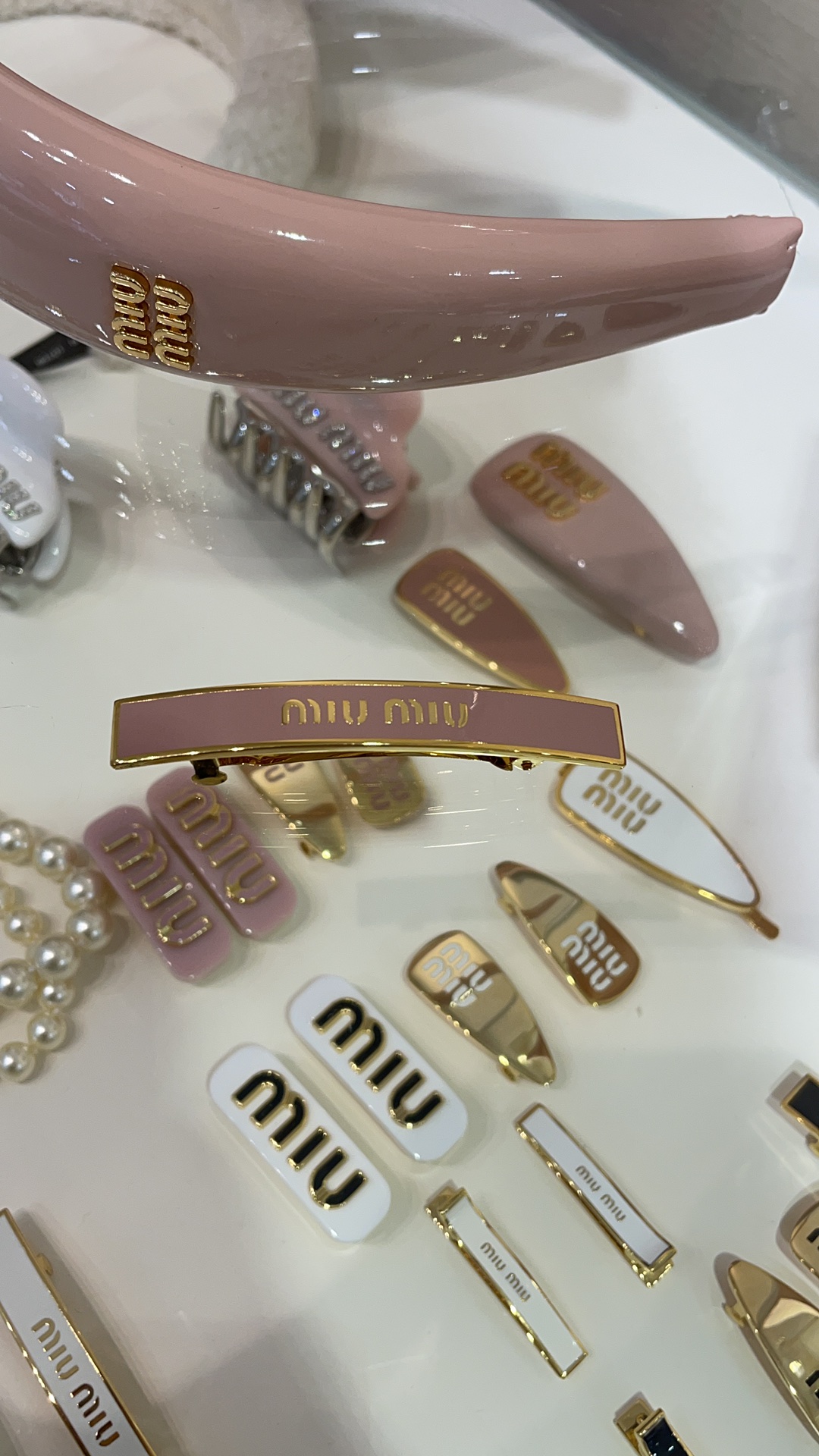 NO:631802,Single piece 88180, arrived today and purchased yb's new pink enamel gold letter spring clip hairpin. Cute and cute rich daughter's wind clip. It can be used to clip bangs and broken hair. Practical and beautiful. Exclusively purchased from yb. Customized. Consistent brass material. Pink gold color hairpin with packaging box. Top version, hairpins, Cartier high-end jewelry.19860909单只88180,今日到货购入yb 新款粉色珐琅金色字母弹簧夹发夹 又乖巧又可爱的富家千金风边夹 可以用来夹刘海、碎发 实用又好看 独家购入yb定制 一致黄铜材质 粉金配色发夹带包装盒 顶级版本,,hairpins,卡迪亚高端饰品,Jewelry