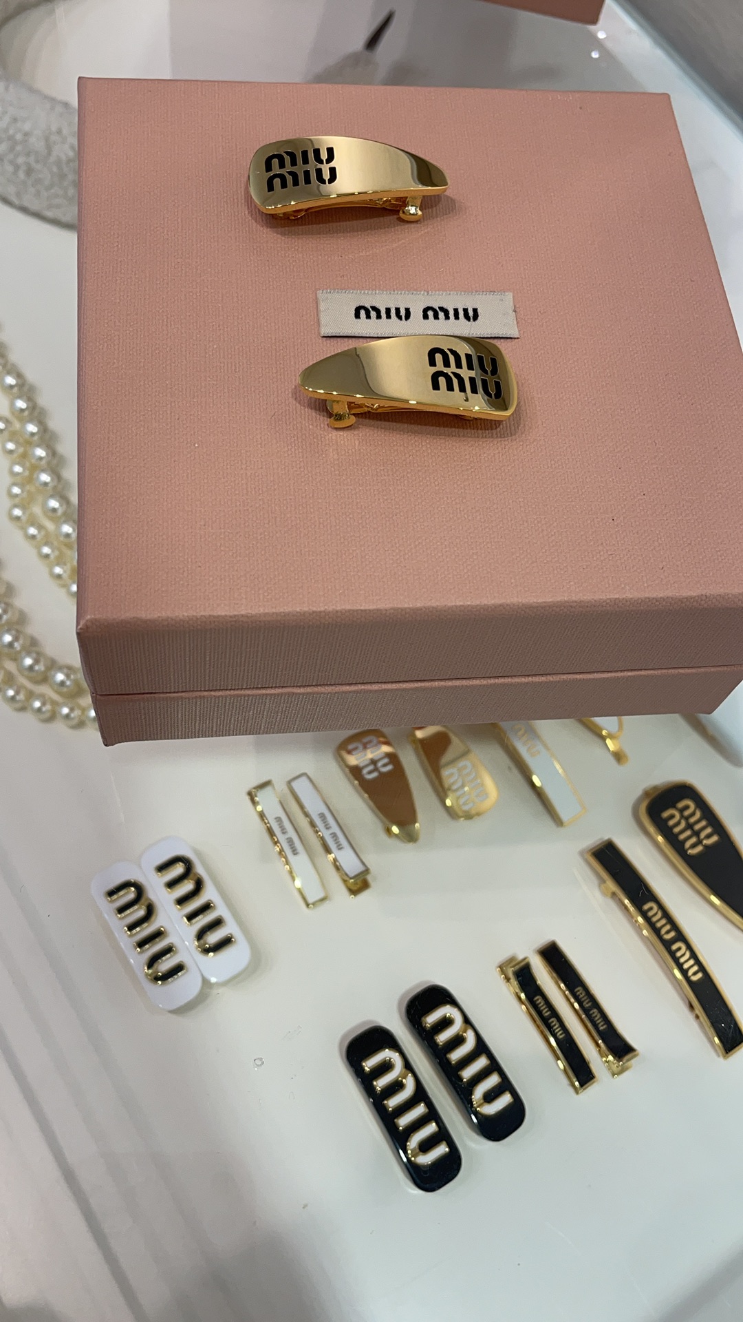 NO:635018,A set of 88200, new product purchased from yb today. New black enamel letter bread hairpin set spring clip. Exquisite small hairpin with a length of about 4cm. Cute and cute. It can be used to clip bangs and broken hair. Super practical. Exclusively purchased from yb. Customized. Brass material. Top version, hairpins, Cardia high-end jewelry.19860909一套88200,今日新品购入yb 新款黑色珐琅字母面包发夹套装弹簧夹 长度约4cm的精致小发夹 可可爱爱 可以用来夹刘海、夹碎发,超级实用 独家购入yb定制 黄铜材质 顶级版本,,hairpins,卡迪亚高端饰品,Jewelry