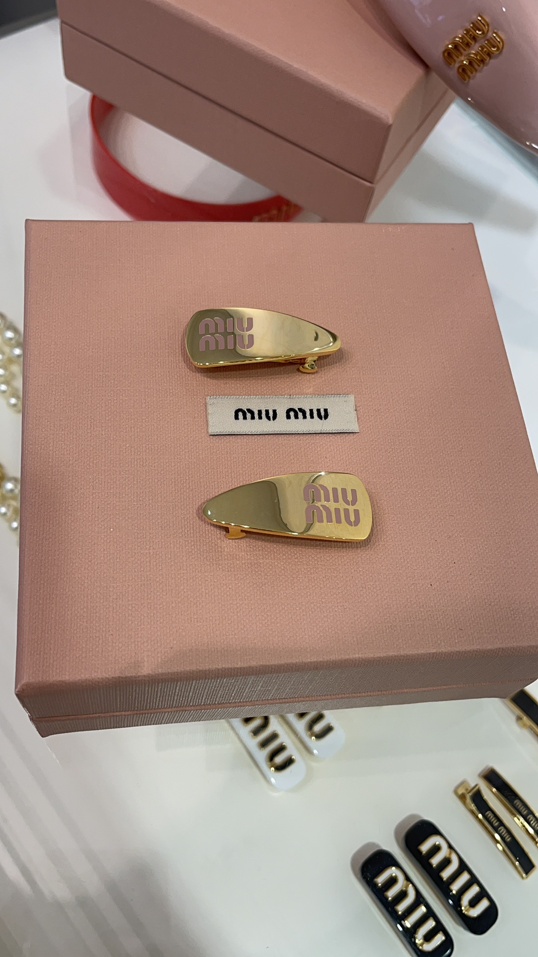 NO:635015,A set of 88200. Today’s new product purchased from yb is the new pink enamel letter bread hairpin set spring clip. An exquisite small hairpin with a length of about 4cm. Cute and cute. It can be used to clip bangs and broken hair. It is super practical. Exclusively purchased from yb. Customized. Brass material. Top version, hairpins, Cardia high-end jewelry.19860909一套88200.今日新品购入yb 新款粉色珐琅字母面包发夹套装弹簧夹 长度约4cm的精致小发夹 可可爱爱 可以用来夹刘海、夹碎发,超级实用 独家购入yb定制 黄铜材质 顶级版本,,hairpins,卡迪亚高端饰品,Jewelry