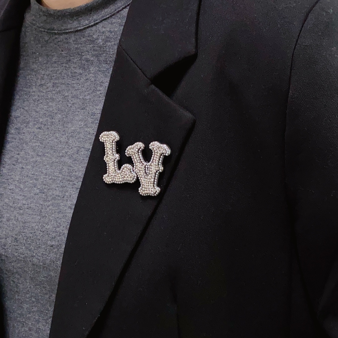 NO:105014,Louis Vuitton Louis Vuitton The new style of the counter is covered with diamond letters. Lv is the jewelry that understands women the most. Women who devote all their efforts to be themselves often cherish the meaning of the brooch more. The LV lady pins the brooch on the hat and tells the fashionable ladies who imitate her [the brooch is very practical. It can be pinned on the suit collar, pocket, hat, belt or evening gown. The jewelry is fine, louis vuitton, louis vuitton, louis vuitton, business suit, brooch, breastpin, hats19860909Louis Vuitton 路易威登 专柜新款镶满钻字母小珍珠胸针,Lv是最懂女人的饰物.那些倾注了全部心血去做自己的女人,往往更珍惜胸针的意义.LV女士把胸针别在帽子上,并告诉那些模仿她的时髦女士们[胸针可是非常实用,它可以别在西装领上、口袋上、帽子上、腰带上或者是晚礼服上,饰品精品,louis vuitton,louis vuitton,louis vuitton,business suit,brooch，breastpin,hats,Jewelry