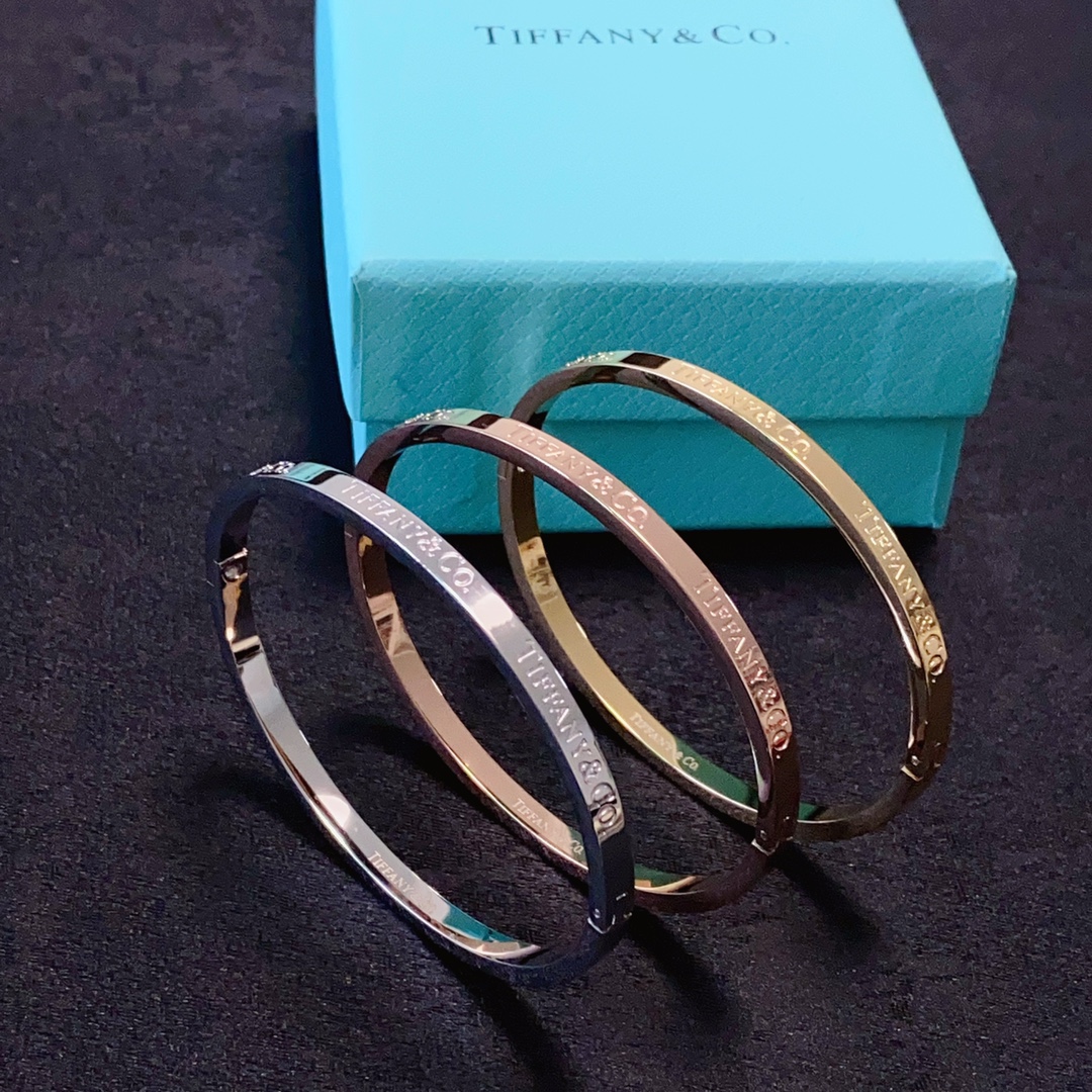 NO:105005,New product Tiffany TIFFANY&CO. The engraved letter narrow version bracelet has many celebrity styles. The original single product is neutral high-version bracelet with the same material in the counter. Hot products are shipped, unique design, retro avant-garde. The bracelet 14K seiko color-saving version has been loved by MM since its launch. Every color has its unique brilliance!  The effect is very good!  The smallest one!  More durable than ordinary models, beautiful and fair skin tone, fine jewelry, tiffany, bracelet19860909新品 蒂芙尼TIFFANY&CO.雕刻字母窄版手镯超多明星网红同款.原单货 中性款高版本手镯专柜一致材质 火爆款出货 设计独特 复古前卫.手镯14K精工保色版 从上市以来一直深受MM喜爱每一种颜色都有它独一无二的光彩！上手效果非常好看！最细小的一款！比普通款更耐看显肤色白皙,饰品精品,tiffany,bracelet,Jewelry