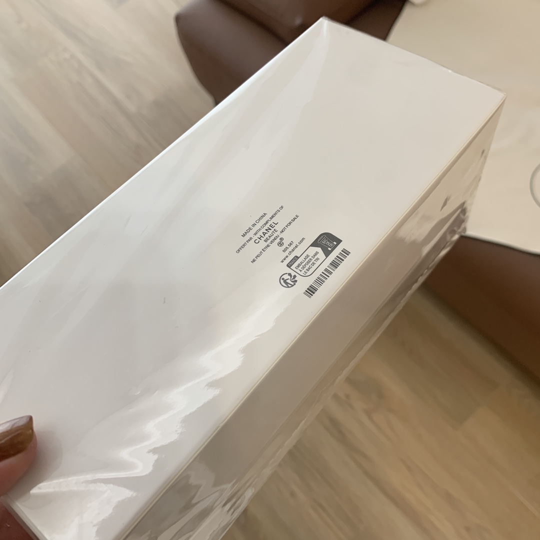 它摸起来就像把皮革和天鹅绒融合在一起，柔软和硬朗之间达到平衡，拥有着温润的质感 3