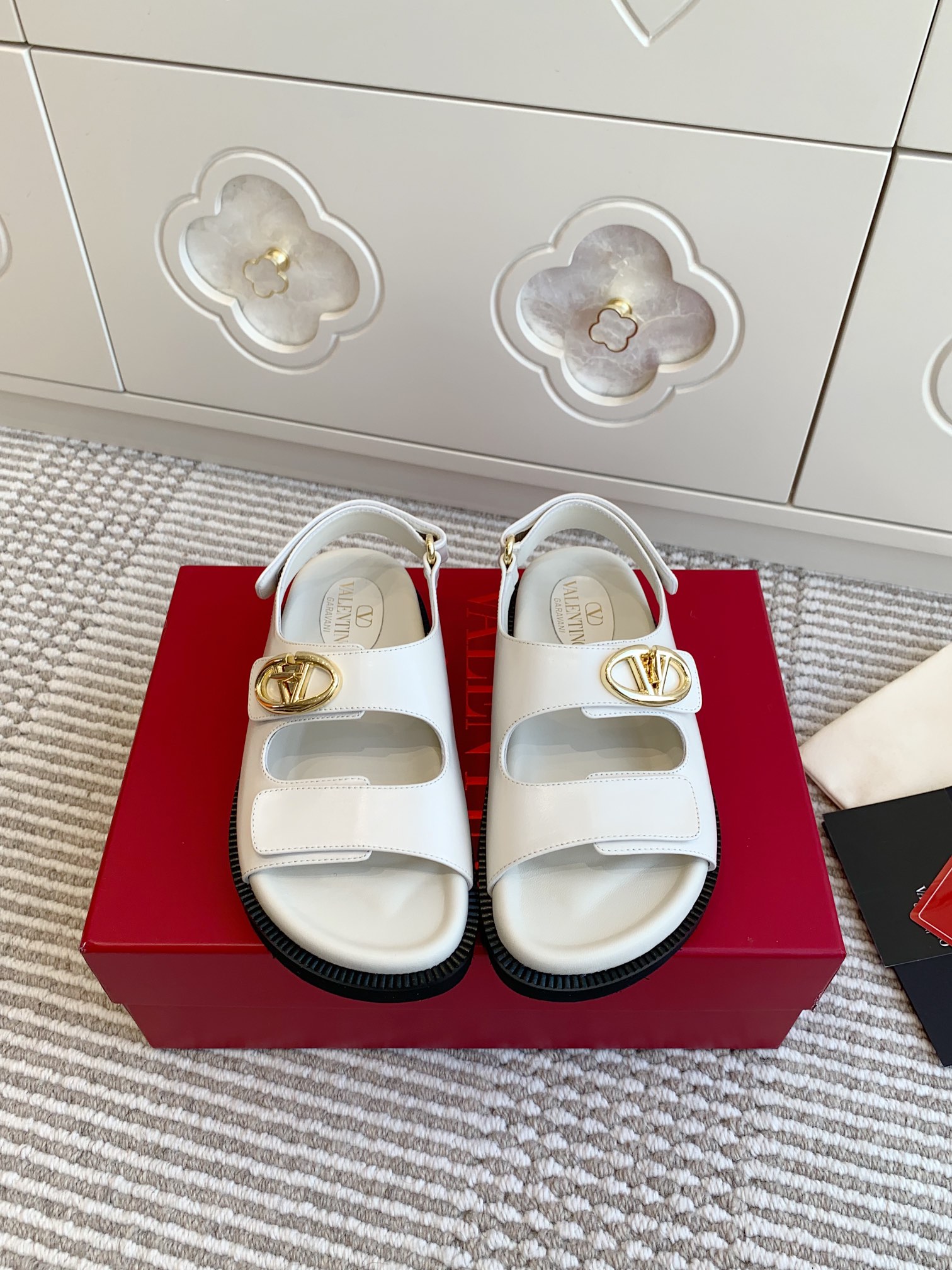 NO:165716,Purchase grade Valentino Valentino new V-buckle Velcro beach shoes Sandals | Original purchase Material and crafts Original imported calfskin Cowhide waterproof table inner custom mold opening V-buckle Original mold opening rubber sole Size35-41 (40/41 custom non-return and exchange), sandals, valentino, valentino, sandals, cowhide19860909批 代购级Valentino华伦天奴新款V扣魔术贴沙滩鞋 凉鞋｜原版购入 材质与工艺 原版进口小牛皮 牛皮包水台内里 定制开模V扣 原版开模橡胶鞋底 Size35-41（40/41定制不退换）,凉鞋,valentino,valentino,sandals,cowhide,Women's Shoes