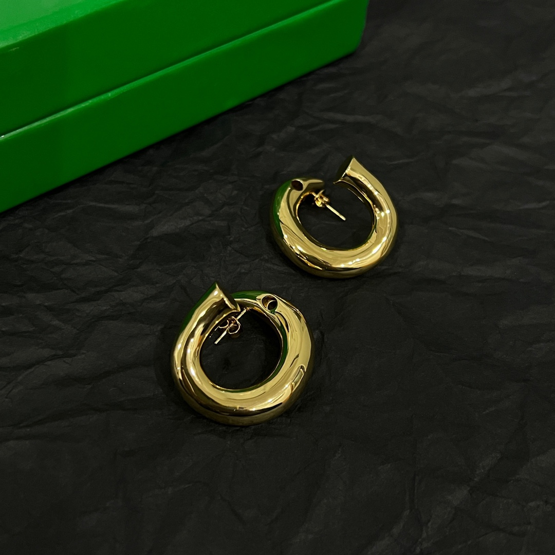 “New Bottega Veneta Collection: Metal Accents, Impressive Design, French Grace” - 图片 6