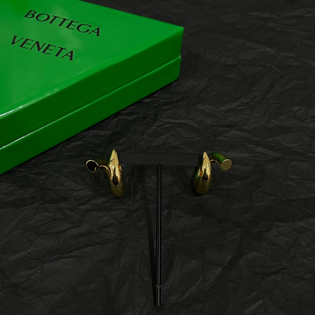 “New Bottega Veneta Collection: Metal Accents, Impressive Design, French Grace” - 图片 5