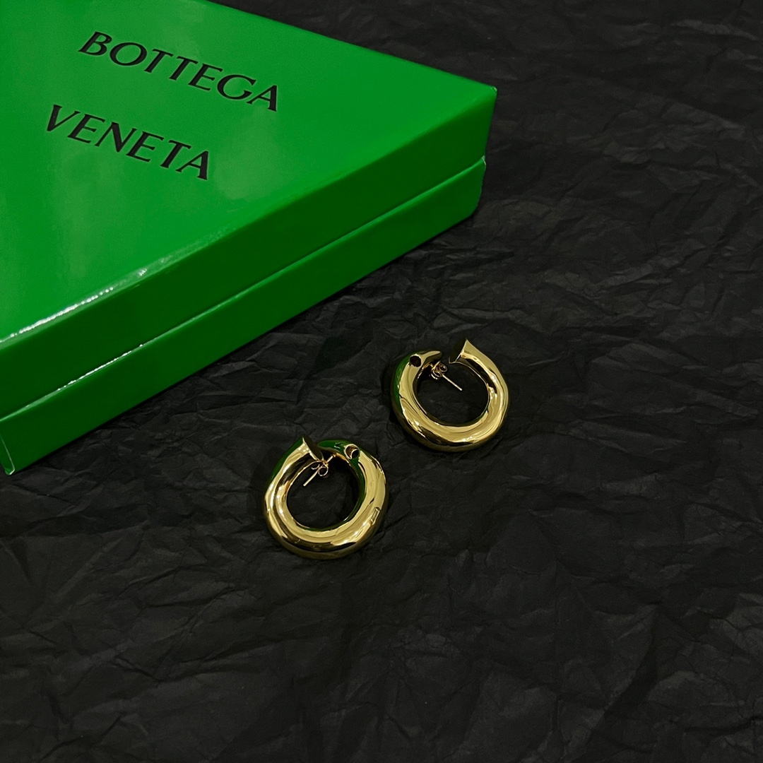 “New Bottega Veneta Collection: Metal Accents, Impressive Design, French Grace” - 图片 4