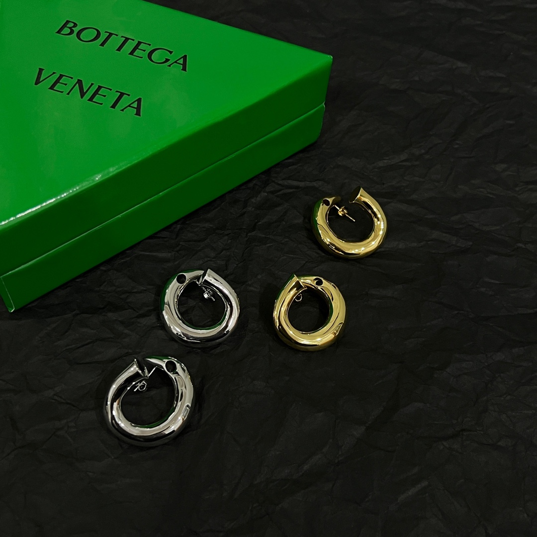 New Bottega Veneta Collection: Metal-Infused Designs for Ultimate Elegance and Style - 图片 3