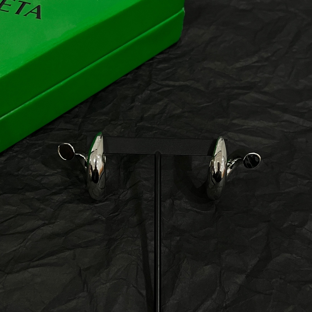 New Bottega Veneta Collection: Metal-Infused Designs for Ultimate Elegance and Style - 图片 8