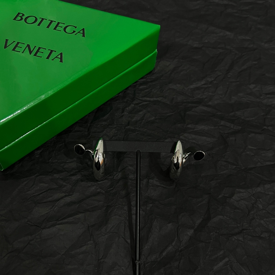 New Bottega Veneta Collection: Metal-Infused Designs for Ultimate Elegance and Style - 图片 6