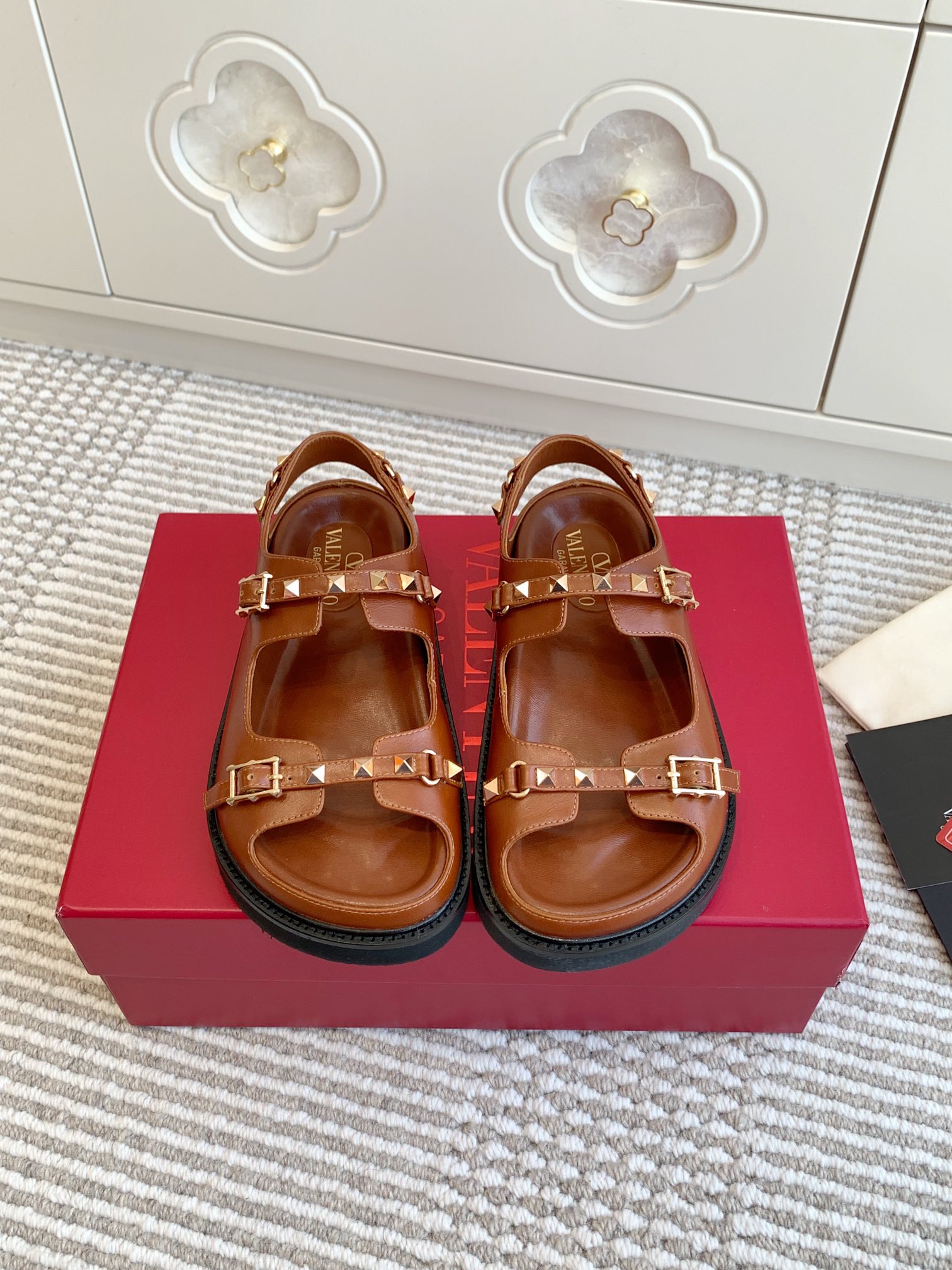 NO:165722,Purchase grade Valentino Valentino new classic rivet Roman sandals Beach shoes | Original purchase Material and craftsmanship Original imported calfskin Cowhide waterproof table inner custom mold opening V buckle Original mold opening rubber sole Size35-41 (40/41 custom non-return and exchange), sandals, valentino, valentino, sandals, cowhide19860909批 代购级Valentino华伦天奴新款经典铆钉罗马凉鞋 沙滩鞋｜原版购入 材质与工艺 原版进口小牛皮 牛皮包水台内里 定制开模V扣 原版开模橡胶鞋底 Size35-41（40/41定制不退换）,凉鞋,valentino,valentino,sandals,cowhide,Women's Shoes