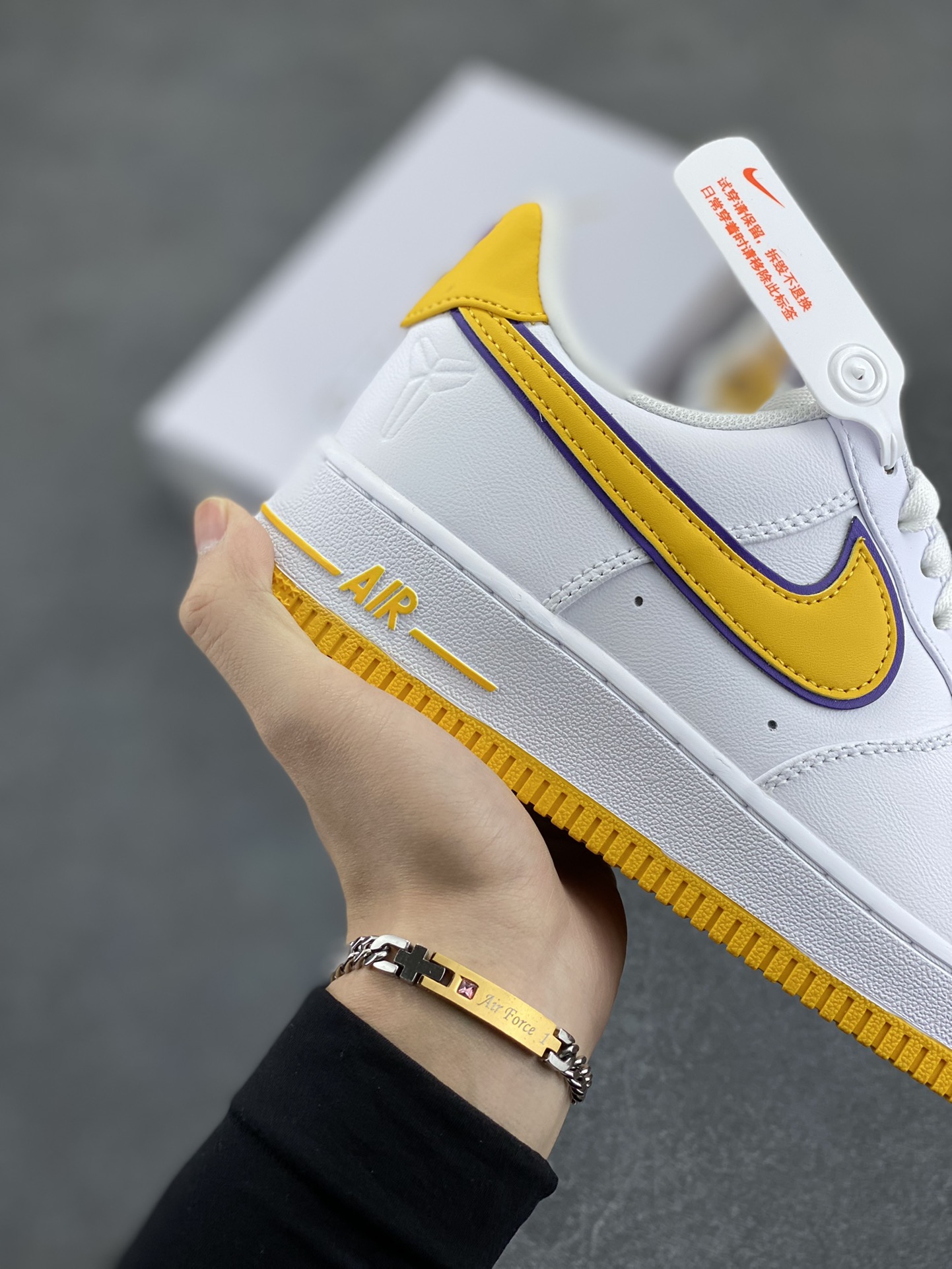 图片[6]-Nk Air Force 1\’07 Low 致敬曼巴 空军一号低帮休闲板鞋 原楦头原纸板 打造纯正空军版型#专注外贸渠道 全掌内置蜂窝气垫 #原盒配件 原厂中底钢印、拉帮完美 货号：FZ1151-100 尺码：36 36.5 37.5 38 38.5 39 40 40.5 41 42 42.5 43 44 44.5 45-选品中心