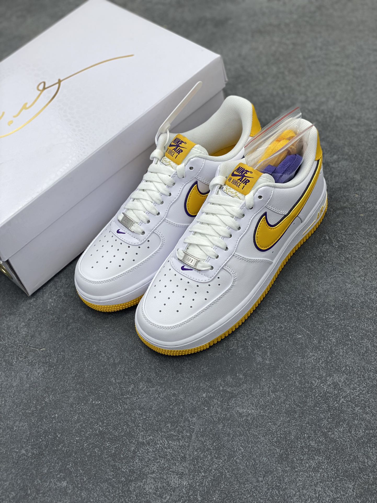 图片[8]-Nk Air Force 1\’07 Low 致敬曼巴 空军一号低帮休闲板鞋 原楦头原纸板 打造纯正空军版型#专注外贸渠道 全掌内置蜂窝气垫 #原盒配件 原厂中底钢印、拉帮完美 货号：FZ1151-100 尺码：36 36.5 37.5 38 38.5 39 40 40.5 41 42 42.5 43 44 44.5 45-选品中心