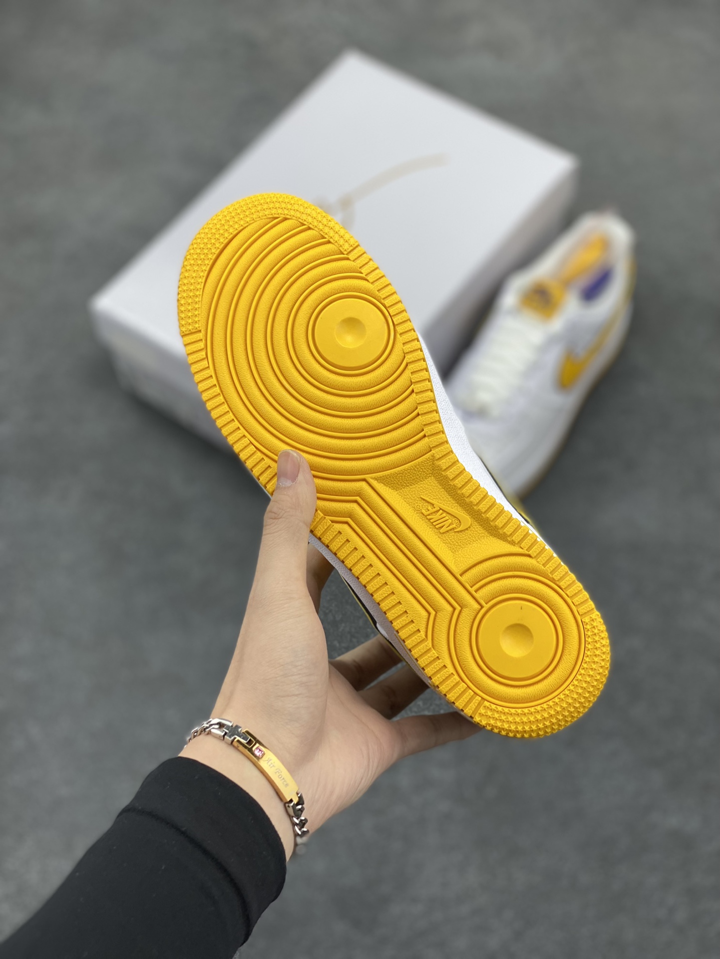 图片[5]-Nk Air Force 1\’07 Low 致敬曼巴 空军一号低帮休闲板鞋 原楦头原纸板 打造纯正空军版型#专注外贸渠道 全掌内置蜂窝气垫 #原盒配件 原厂中底钢印、拉帮完美 货号：FZ1151-100 尺码：36 36.5 37.5 38 38.5 39 40 40.5 41 42 42.5 43 44 44.5 45-选品中心