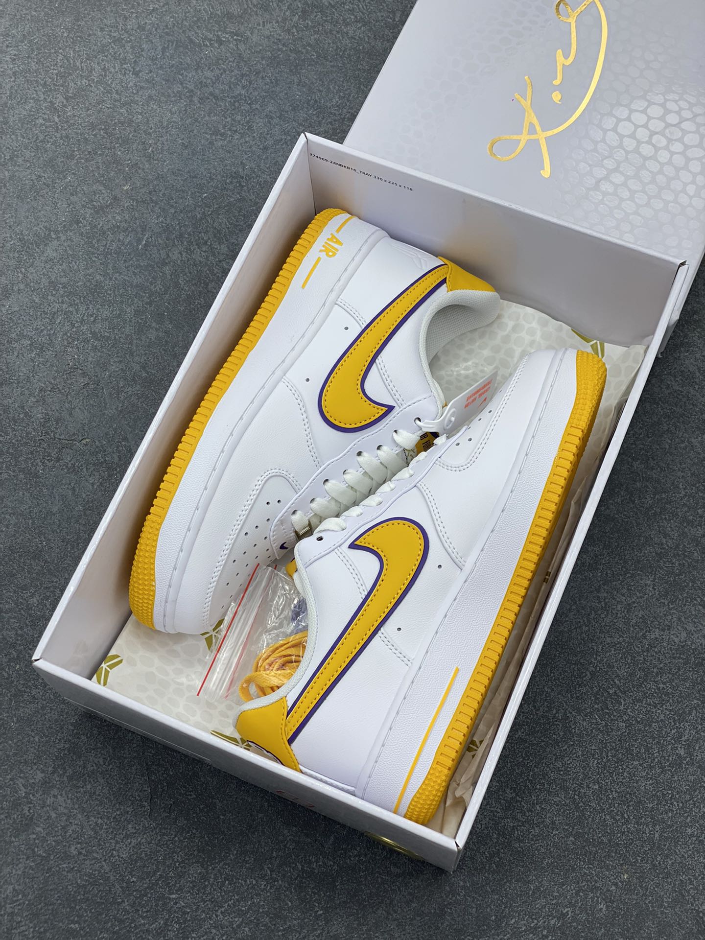 图片[9]-Nk Air Force 1\’07 Low 致敬曼巴 空军一号低帮休闲板鞋 原楦头原纸板 打造纯正空军版型#专注外贸渠道 全掌内置蜂窝气垫 #原盒配件 原厂中底钢印、拉帮完美 货号：FZ1151-100 尺码：36 36.5 37.5 38 38.5 39 40 40.5 41 42 42.5 43 44 44.5 45-选品中心