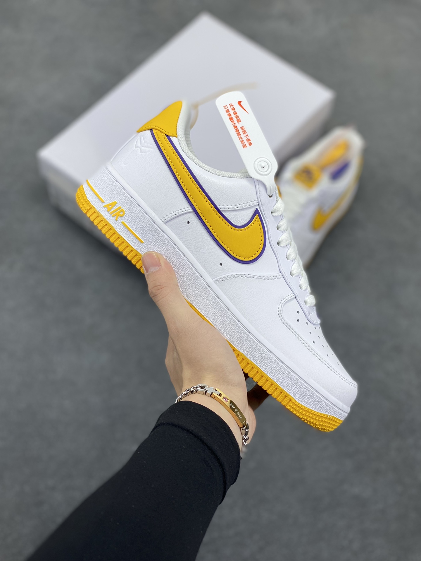 Nk Air Force 1\'07 Low 致敬曼巴 空军一号低帮休闲板鞋 原楦头原纸板 打造纯正空军版型#专注外贸渠道 全掌内置蜂窝气垫 #原盒配件 原厂中底钢印、拉帮完美 货号：FZ1151-100 尺码：36 36.5 37.5 38 38.5 39 40 40.5 41 42 42.5 43 44 44.5 45-选品中心