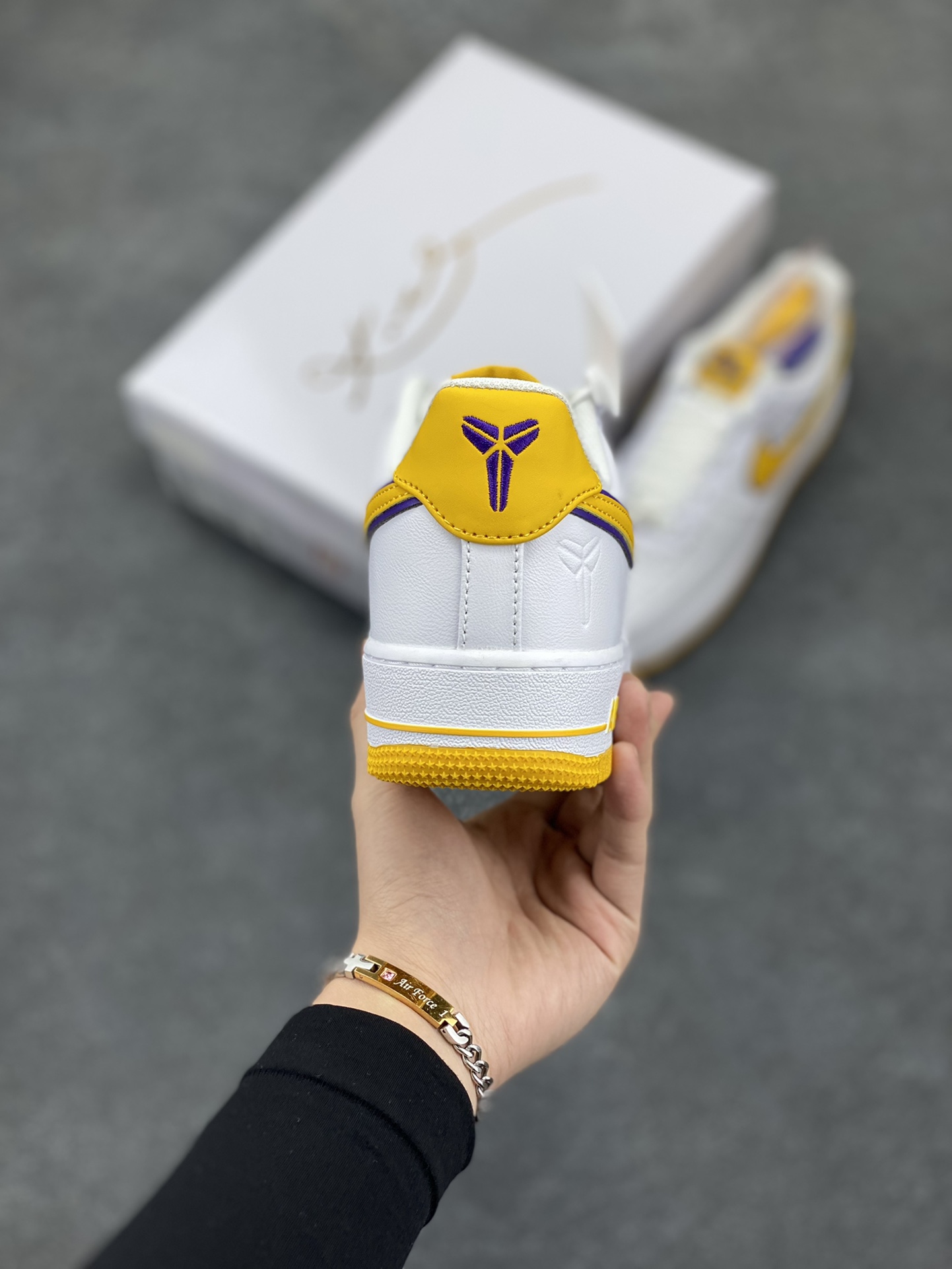 图片[4]-Nk Air Force 1\’07 Low 致敬曼巴 空军一号低帮休闲板鞋 原楦头原纸板 打造纯正空军版型#专注外贸渠道 全掌内置蜂窝气垫 #原盒配件 原厂中底钢印、拉帮完美 货号：FZ1151-100 尺码：36 36.5 37.5 38 38.5 39 40 40.5 41 42 42.5 43 44 44.5 45-选品中心