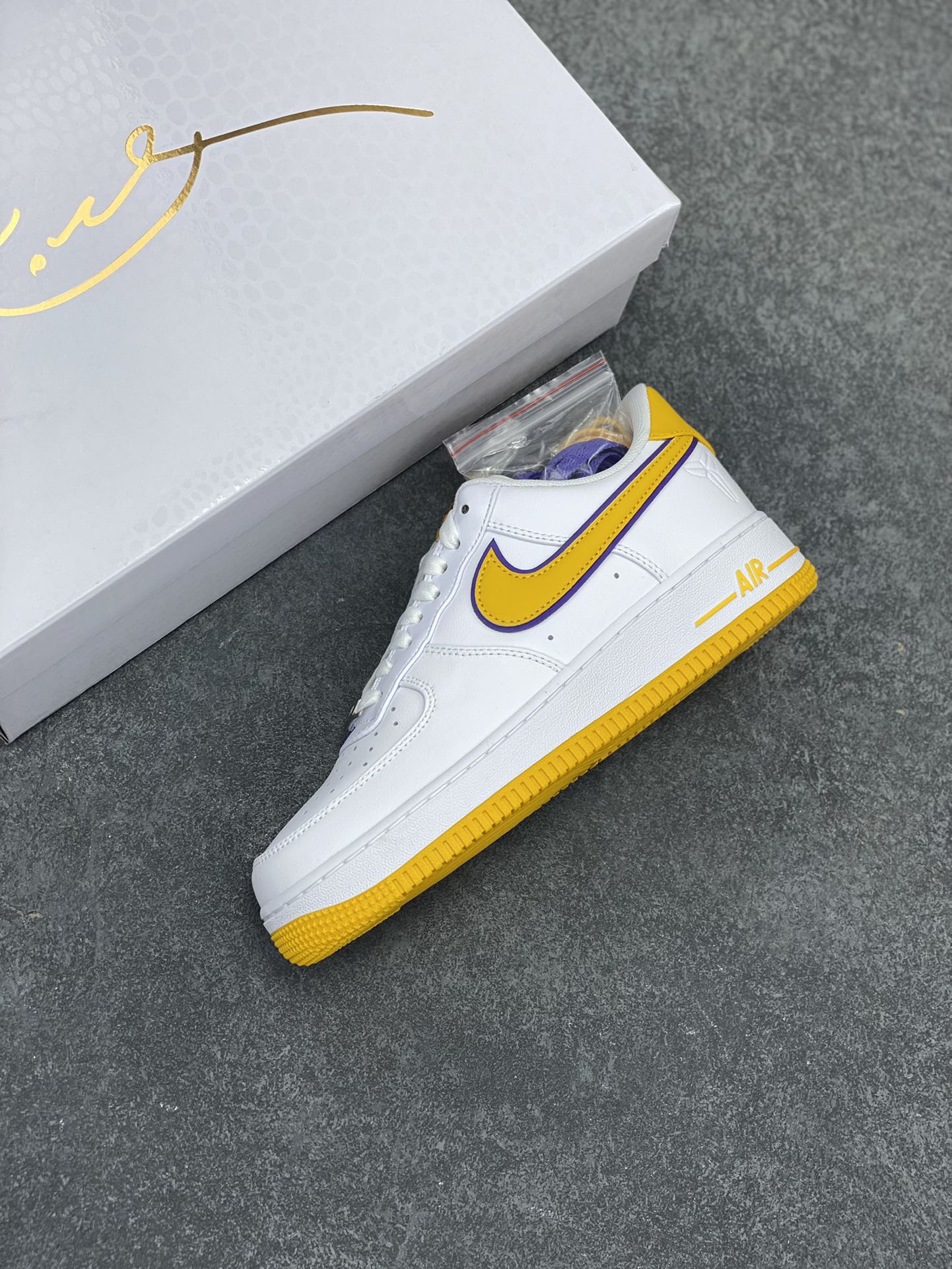 图片[7]-Nk Air Force 1\’07 Low 致敬曼巴 空军一号低帮休闲板鞋 原楦头原纸板 打造纯正空军版型#专注外贸渠道 全掌内置蜂窝气垫 #原盒配件 原厂中底钢印、拉帮完美 货号：FZ1151-100 尺码：36 36.5 37.5 38 38.5 39 40 40.5 41 42 42.5 43 44 44.5 45-选品中心