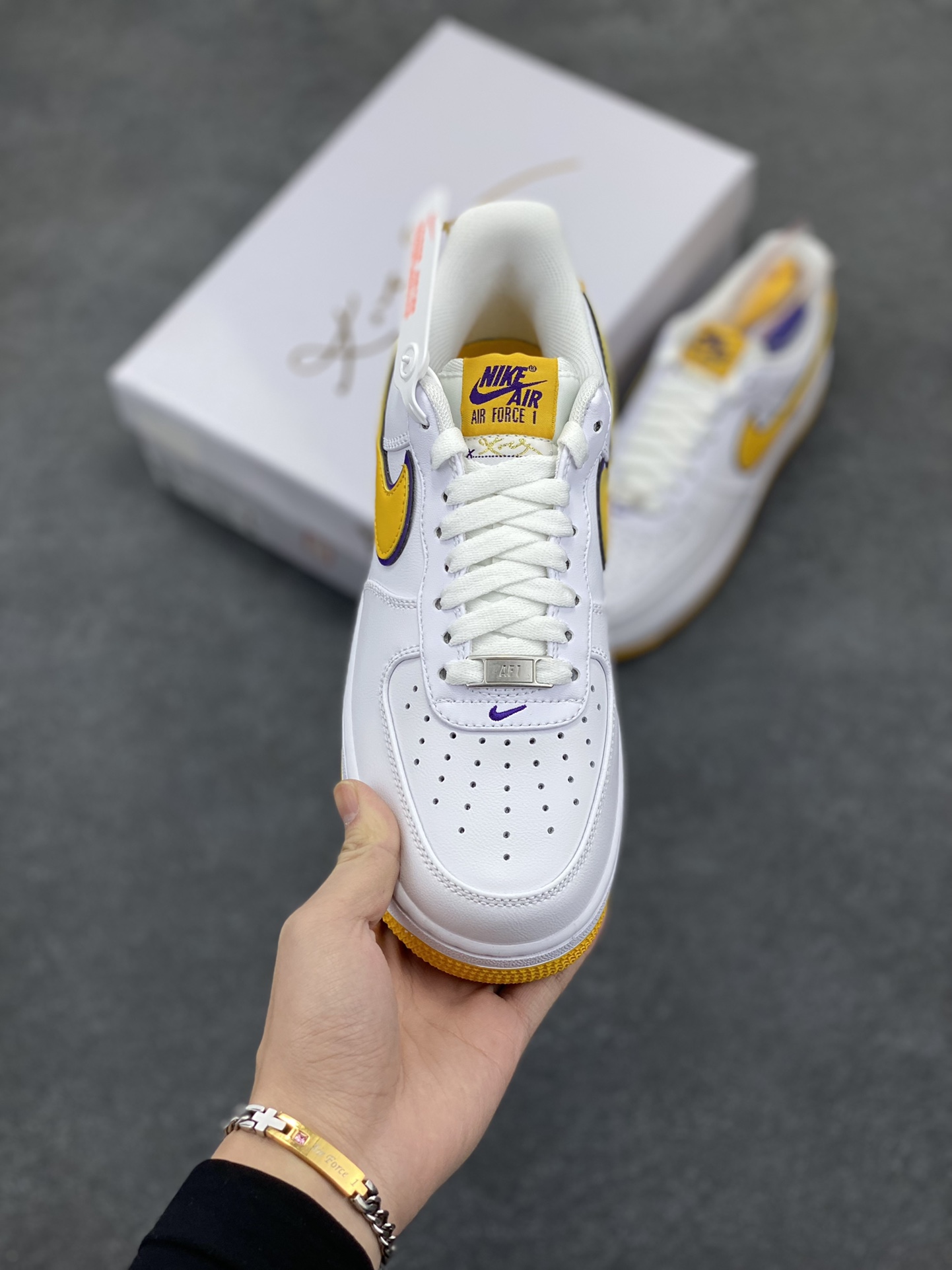 图片[2]-Nk Air Force 1\’07 Low 致敬曼巴 空军一号低帮休闲板鞋 原楦头原纸板 打造纯正空军版型#专注外贸渠道 全掌内置蜂窝气垫 #原盒配件 原厂中底钢印、拉帮完美 货号：FZ1151-100 尺码：36 36.5 37.5 38 38.5 39 40 40.5 41 42 42.5 43 44 44.5 45-选品中心