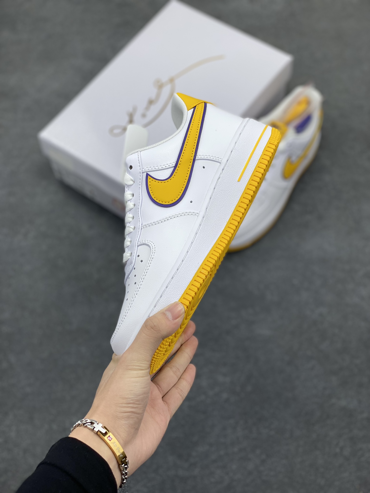 图片[3]-Nk Air Force 1\’07 Low 致敬曼巴 空军一号低帮休闲板鞋 原楦头原纸板 打造纯正空军版型#专注外贸渠道 全掌内置蜂窝气垫 #原盒配件 原厂中底钢印、拉帮完美 货号：FZ1151-100 尺码：36 36.5 37.5 38 38.5 39 40 40.5 41 42 42.5 43 44 44.5 45-选品中心