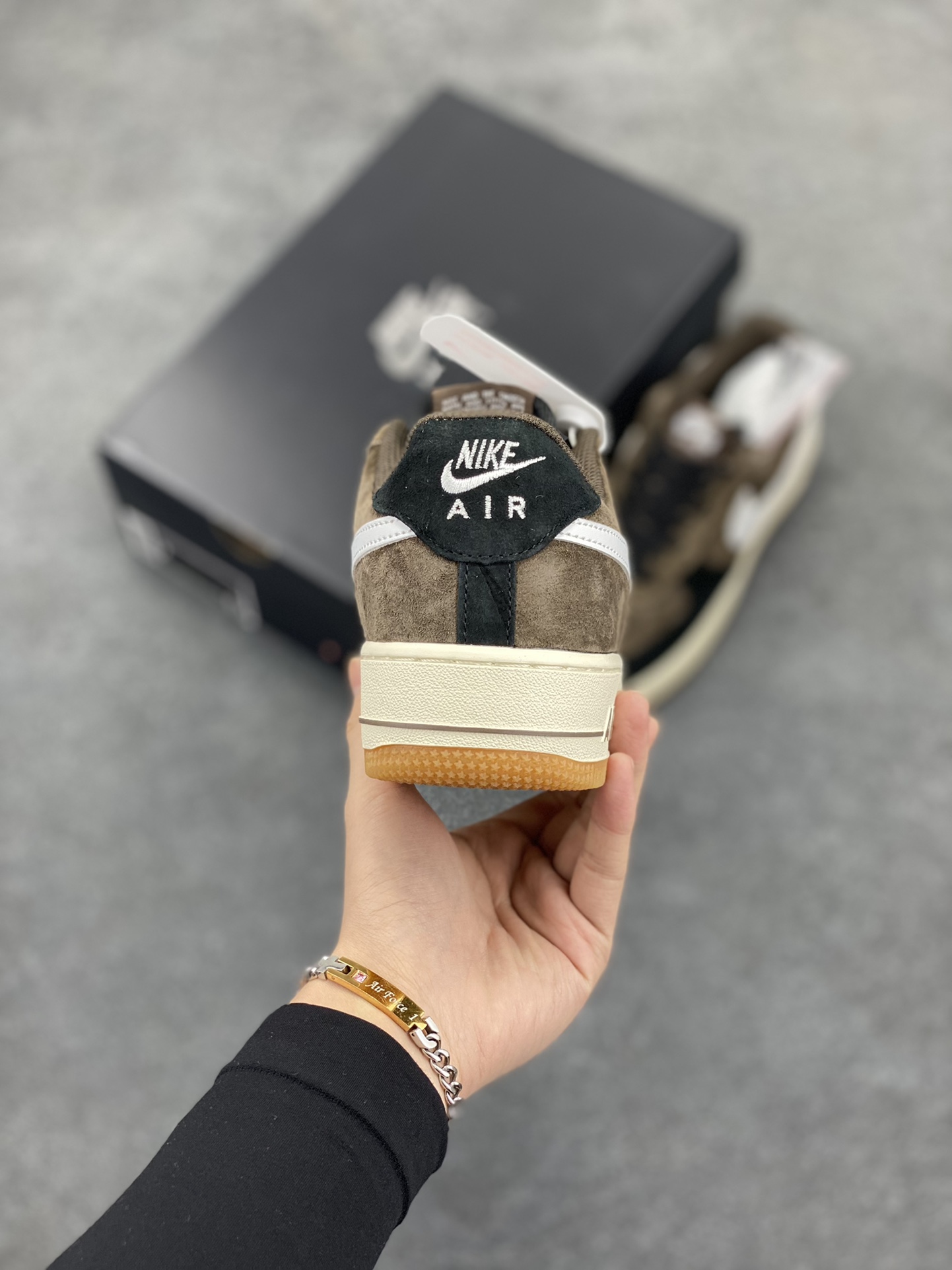 图片[4]-Nike Air Force 1 Low 黑棕色全麂皮低帮空军一号休闲板鞋 定制皮料 原楦原纸板 纯正空军版型 高清洁度 内置全掌气垫 货号：AV0383-230 尺码：36 36.5 37.5 38 38.5 39 40 40.5 41 42 42.5 43 44 44.5 45-选品中心