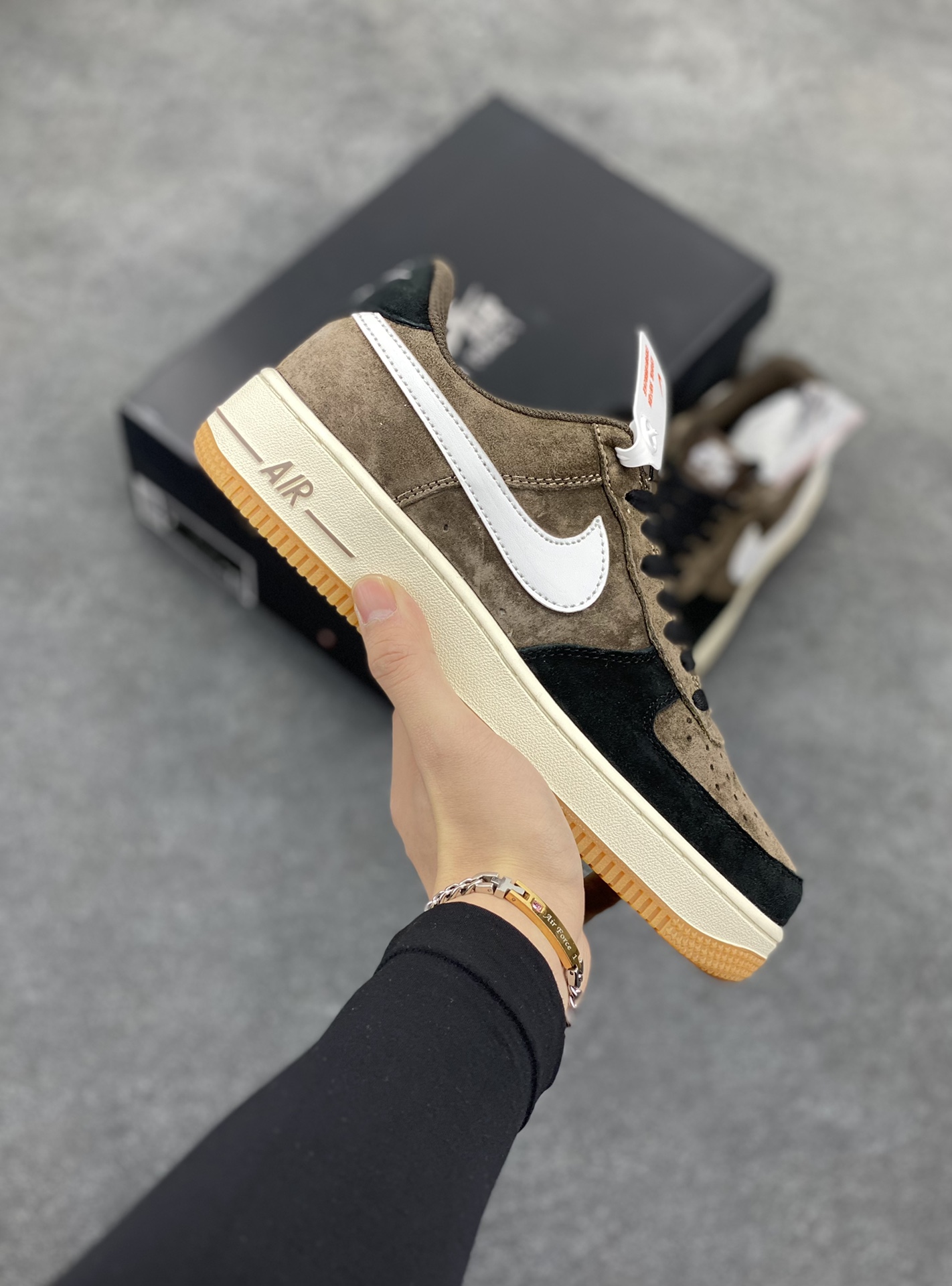 Nike Air Force 1 Low 黑棕色全麂皮低帮空军一号休闲板鞋 定制皮料 原楦原纸板 纯正空军版型 高清洁度 内置全掌气垫 货号：AV0383-230 尺码：36 36.5 37.5 38 38.5 39 40 40.5 41 42 42.5 43 44 44.5 45-选品中心