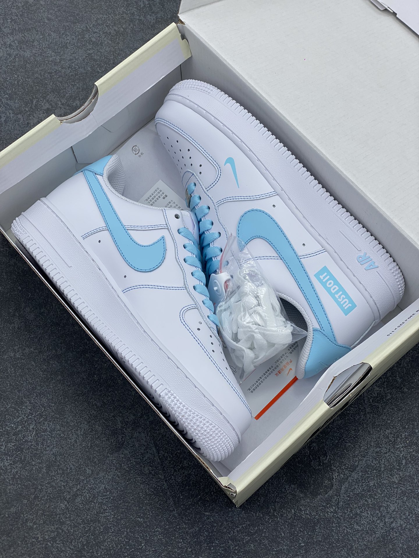 图片[9]-Nike Air Force 1 Low “Just Do It”联名白蓝 空军一号低帮运动休闲板鞋 原楦头原纸板 打造纯正空军版型#专注外贸渠道 全掌内置蜂窝气垫 #原盒配件 原厂中底钢印、拉帮完美 货号：CW2288-026 尺码：36 36.5 37.5 38 38.5 39 40 40.5 41 42 42.5 43 44 44.5 45-选品中心