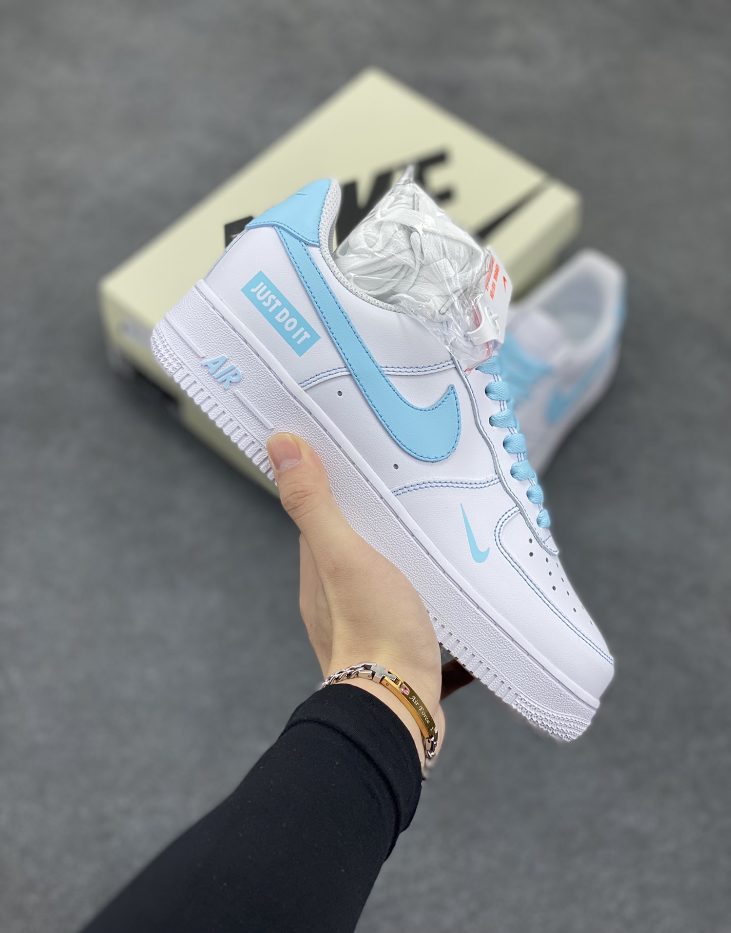 Nike Air Force 1 Low “Just Do It”联名白蓝 空军一号低帮运动休闲板鞋 原楦头原纸板 打造纯正空军版型#专注外贸渠道 全掌内置蜂窝气垫 #原盒配件 原厂中底钢印、拉帮完美 货号：CW2288-026 尺码：36 36.5 37.5 38 38.5 39 40 40.5 41 42 42.5 43 44 44.5 45-选品中心