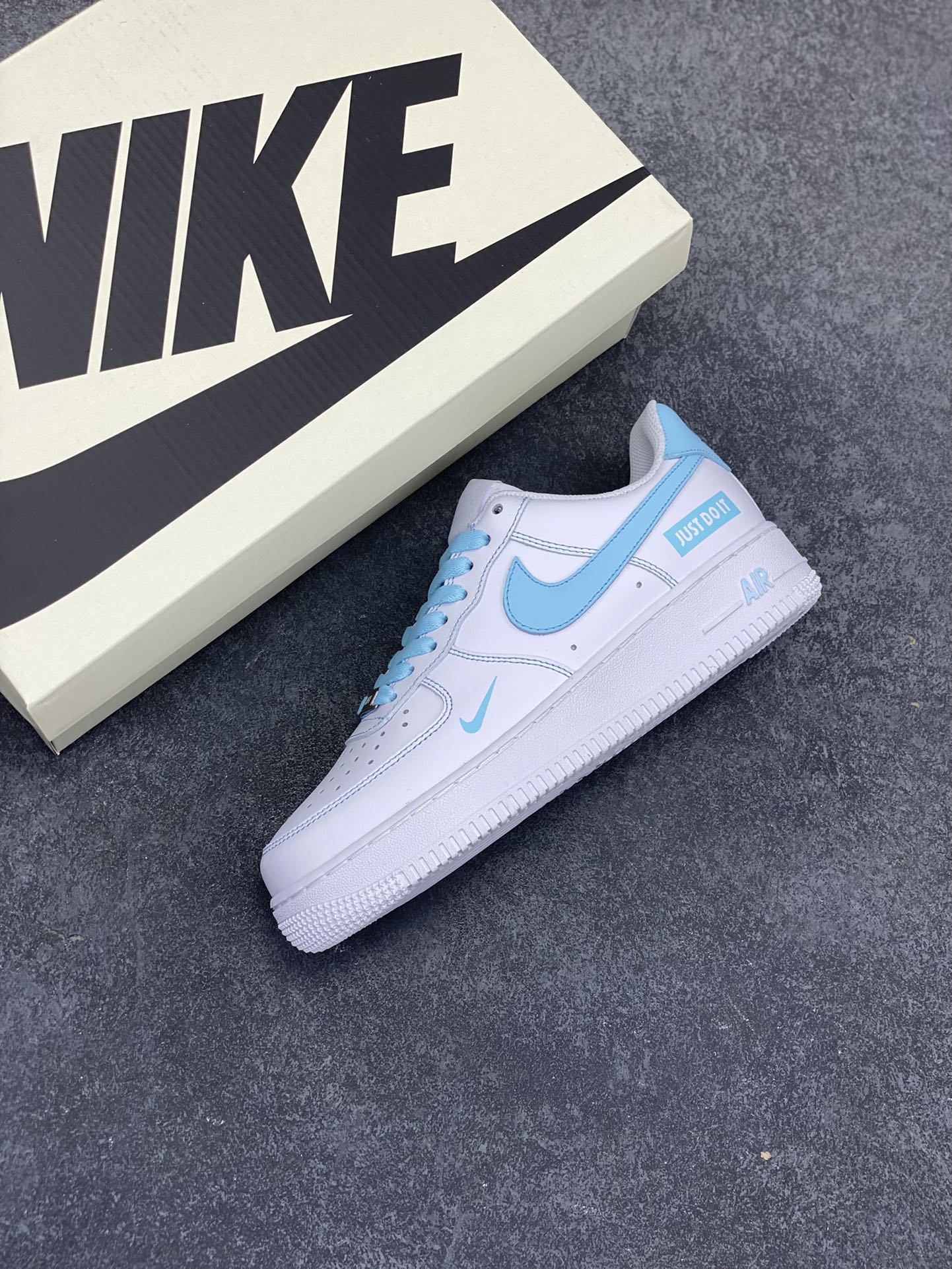 图片[7]-Nike Air Force 1 Low “Just Do It”联名白蓝 空军一号低帮运动休闲板鞋 原楦头原纸板 打造纯正空军版型#专注外贸渠道 全掌内置蜂窝气垫 #原盒配件 原厂中底钢印、拉帮完美 货号：CW2288-026 尺码：36 36.5 37.5 38 38.5 39 40 40.5 41 42 42.5 43 44 44.5 45-选品中心