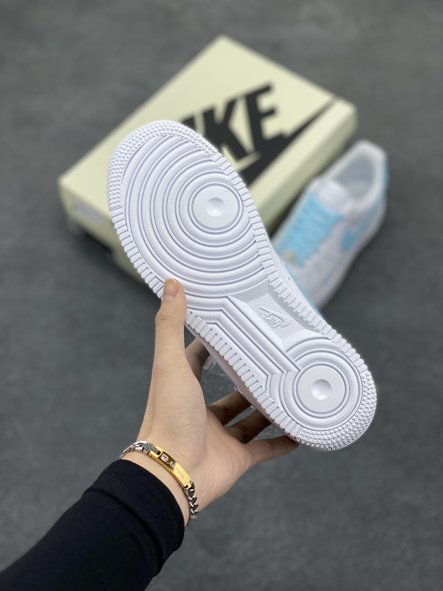 图片[5]-Nike Air Force 1 Low “Just Do It”联名白蓝 空军一号低帮运动休闲板鞋 原楦头原纸板 打造纯正空军版型#专注外贸渠道 全掌内置蜂窝气垫 #原盒配件 原厂中底钢印、拉帮完美 货号：CW2288-026 尺码：36 36.5 37.5 38 38.5 39 40 40.5 41 42 42.5 43 44 44.5 45-选品中心