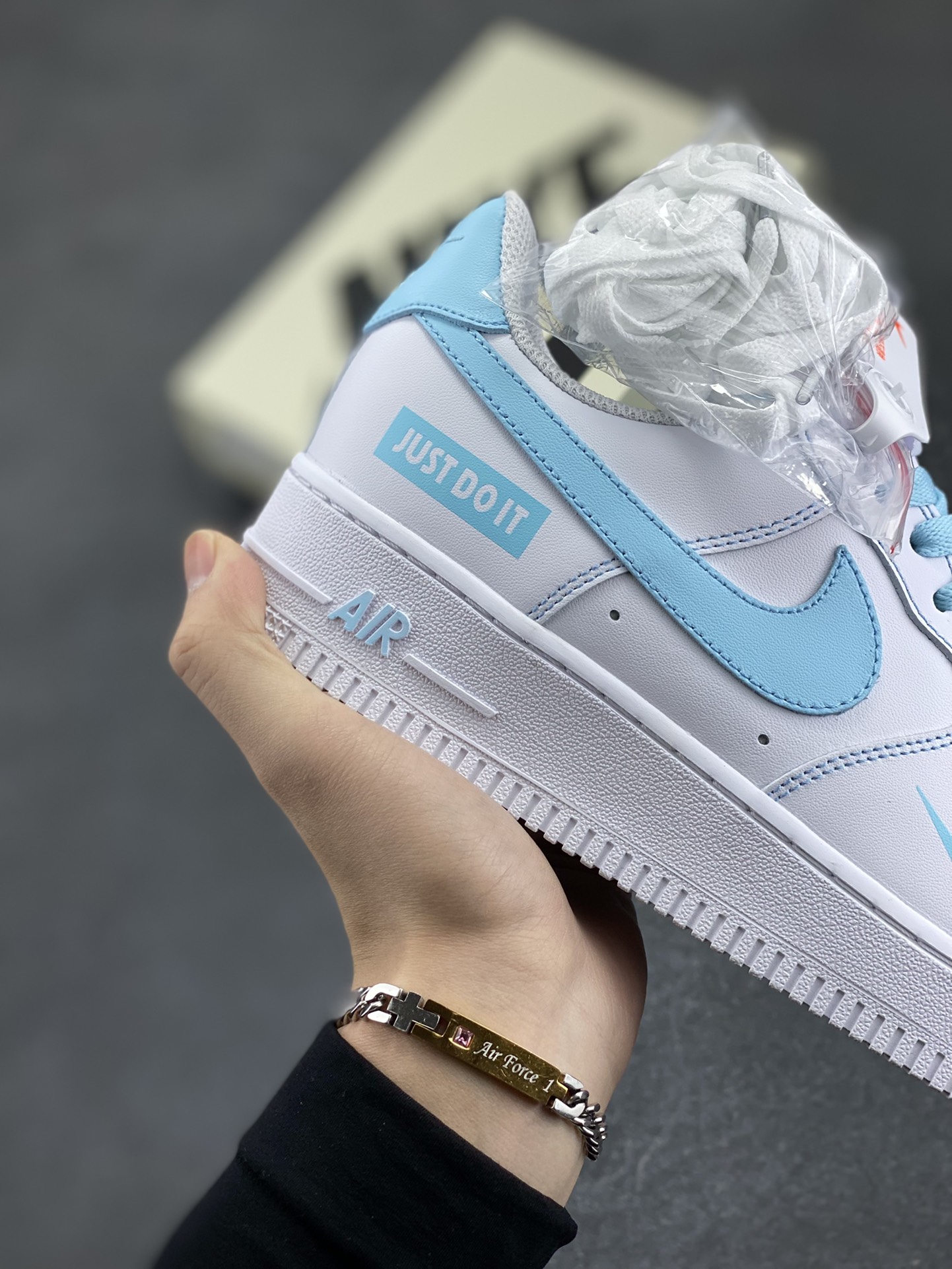 图片[6]-Nike Air Force 1 Low “Just Do It”联名白蓝 空军一号低帮运动休闲板鞋 原楦头原纸板 打造纯正空军版型#专注外贸渠道 全掌内置蜂窝气垫 #原盒配件 原厂中底钢印、拉帮完美 货号：CW2288-026 尺码：36 36.5 37.5 38 38.5 39 40 40.5 41 42 42.5 43 44 44.5 45-选品中心