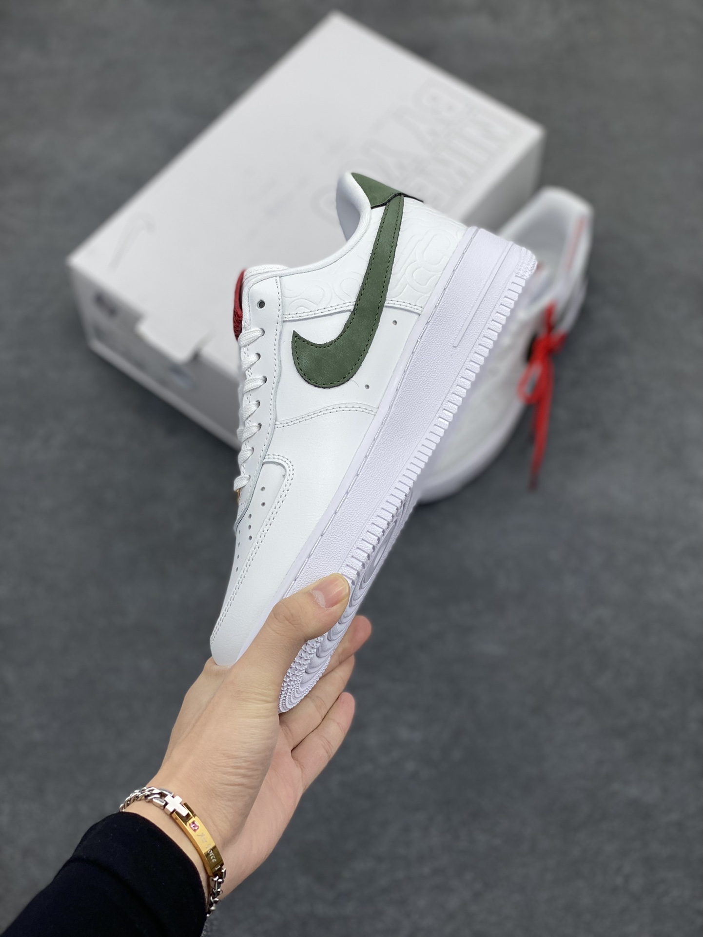 图片[3]-Nike Air Force 1 Low 蛇年 空军一号低帮运动休闲板鞋 原楦头原纸板 打造纯正空军版型#专注外贸渠道 全掌内置蜂窝气垫 #原盒配件 原厂中底钢印、拉帮完美 货号：HV5979-130 尺码：36 36.5 37.5 38 38.5 39 40 40.5 41 42 42.5 43 44 44.5 45-选品中心