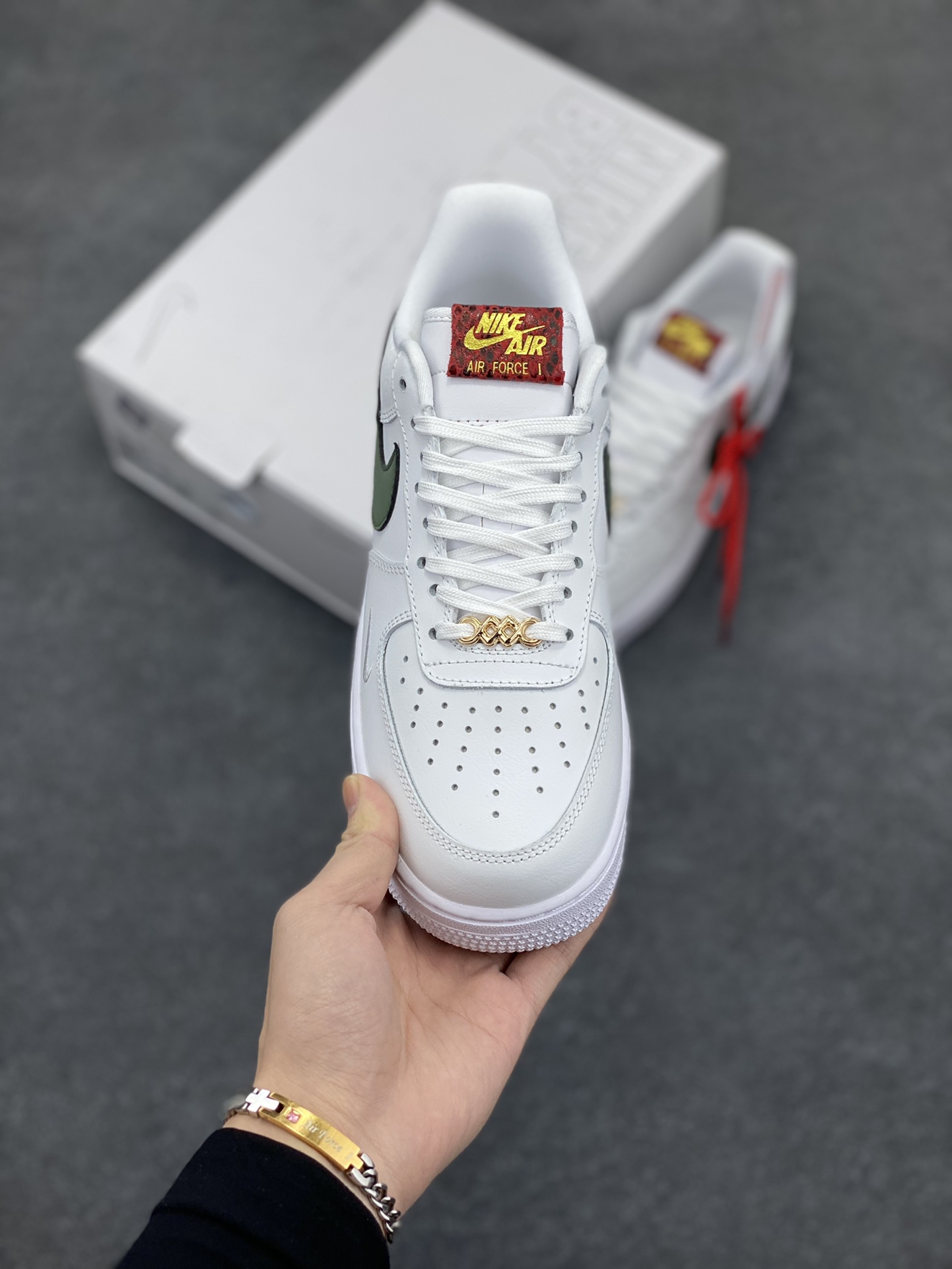 图片[2]-Nike Air Force 1 Low 蛇年 空军一号低帮运动休闲板鞋 原楦头原纸板 打造纯正空军版型#专注外贸渠道 全掌内置蜂窝气垫 #原盒配件 原厂中底钢印、拉帮完美 货号：HV5979-130 尺码：36 36.5 37.5 38 38.5 39 40 40.5 41 42 42.5 43 44 44.5 45-选品中心