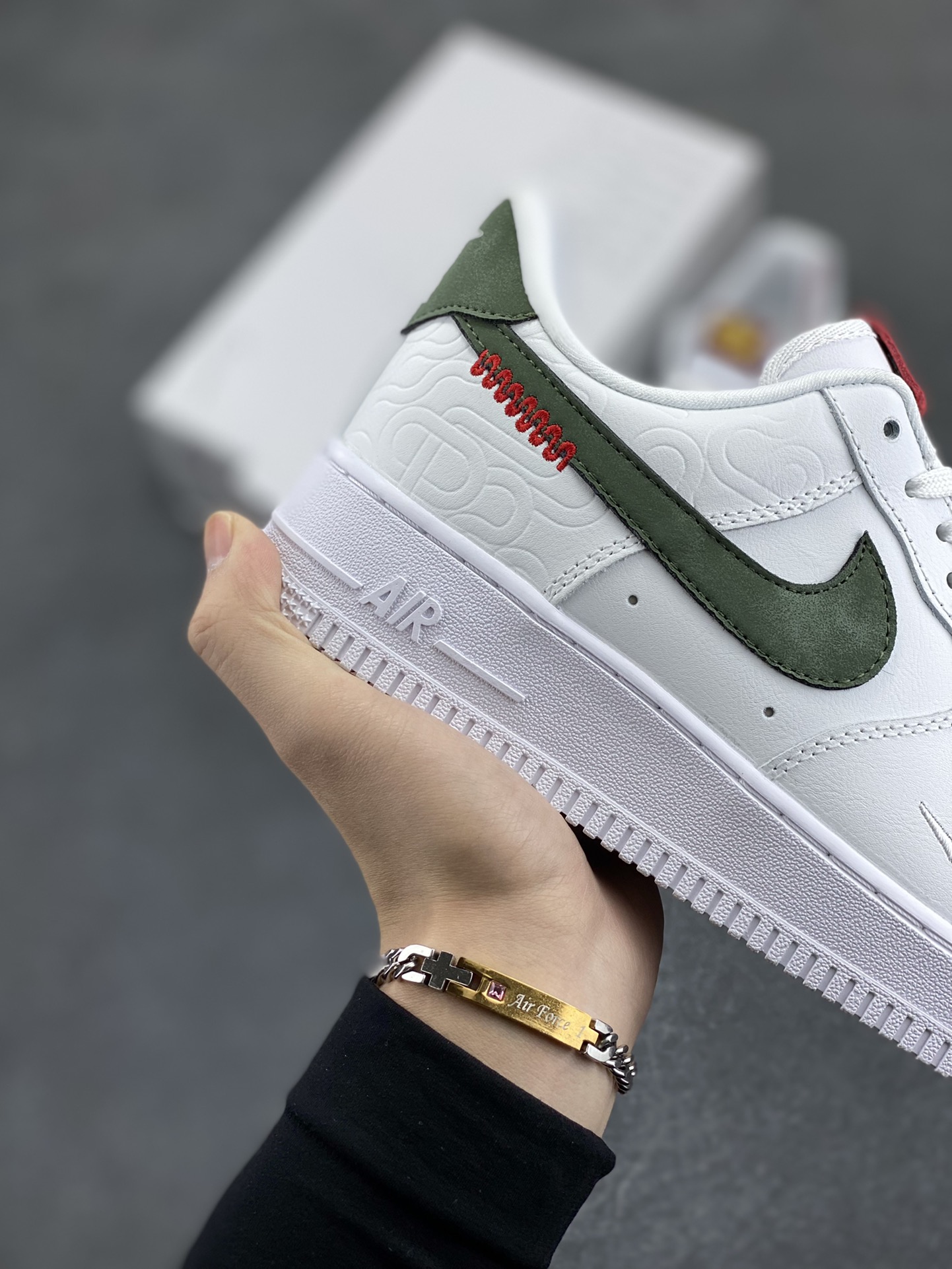 图片[6]-Nike Air Force 1 Low 蛇年 空军一号低帮运动休闲板鞋 原楦头原纸板 打造纯正空军版型#专注外贸渠道 全掌内置蜂窝气垫 #原盒配件 原厂中底钢印、拉帮完美 货号：HV5979-130 尺码：36 36.5 37.5 38 38.5 39 40 40.5 41 42 42.5 43 44 44.5 45-选品中心
