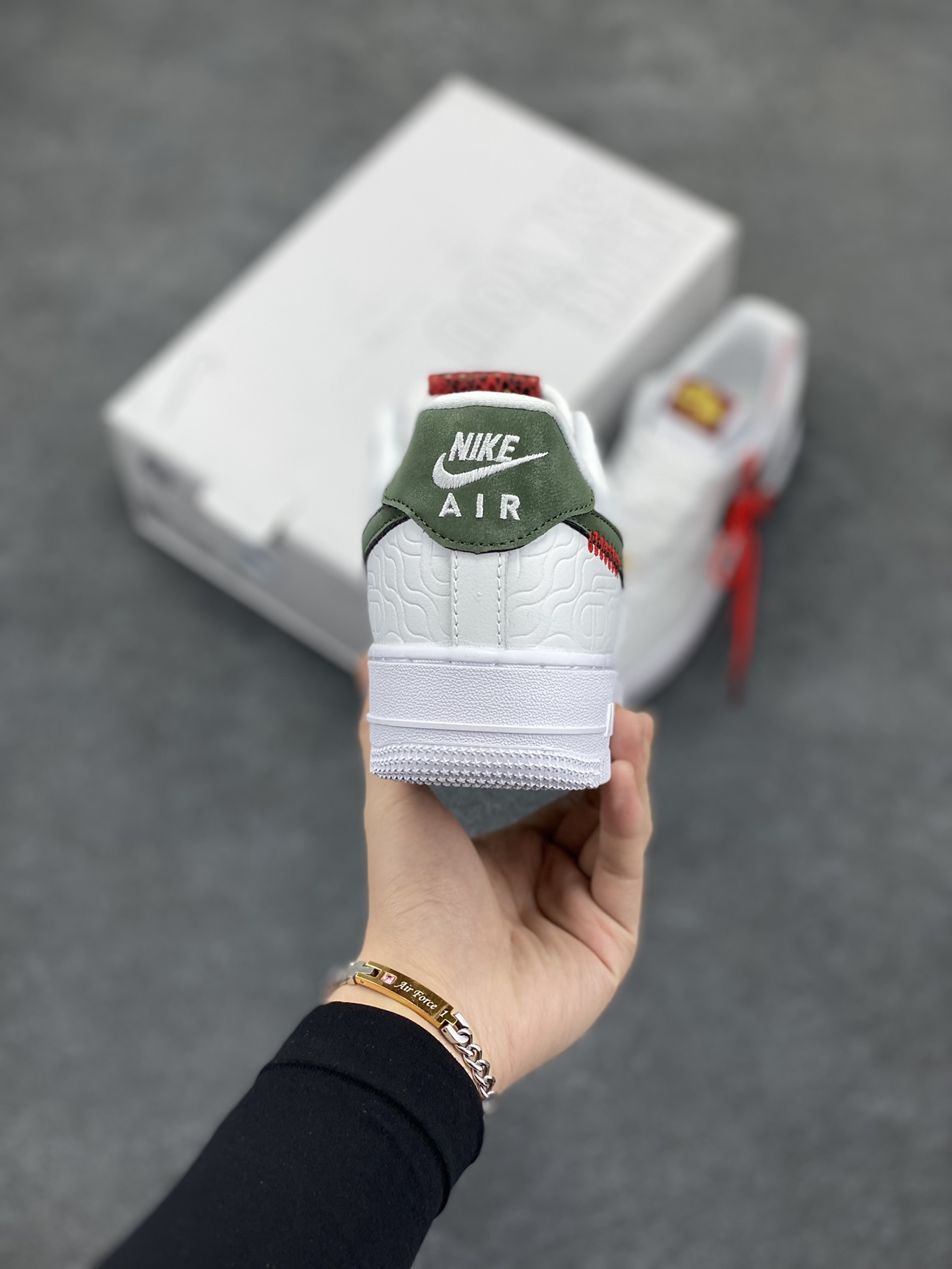 图片[4]-Nike Air Force 1 Low 蛇年 空军一号低帮运动休闲板鞋 原楦头原纸板 打造纯正空军版型#专注外贸渠道 全掌内置蜂窝气垫 #原盒配件 原厂中底钢印、拉帮完美 货号：HV5979-130 尺码：36 36.5 37.5 38 38.5 39 40 40.5 41 42 42.5 43 44 44.5 45-选品中心