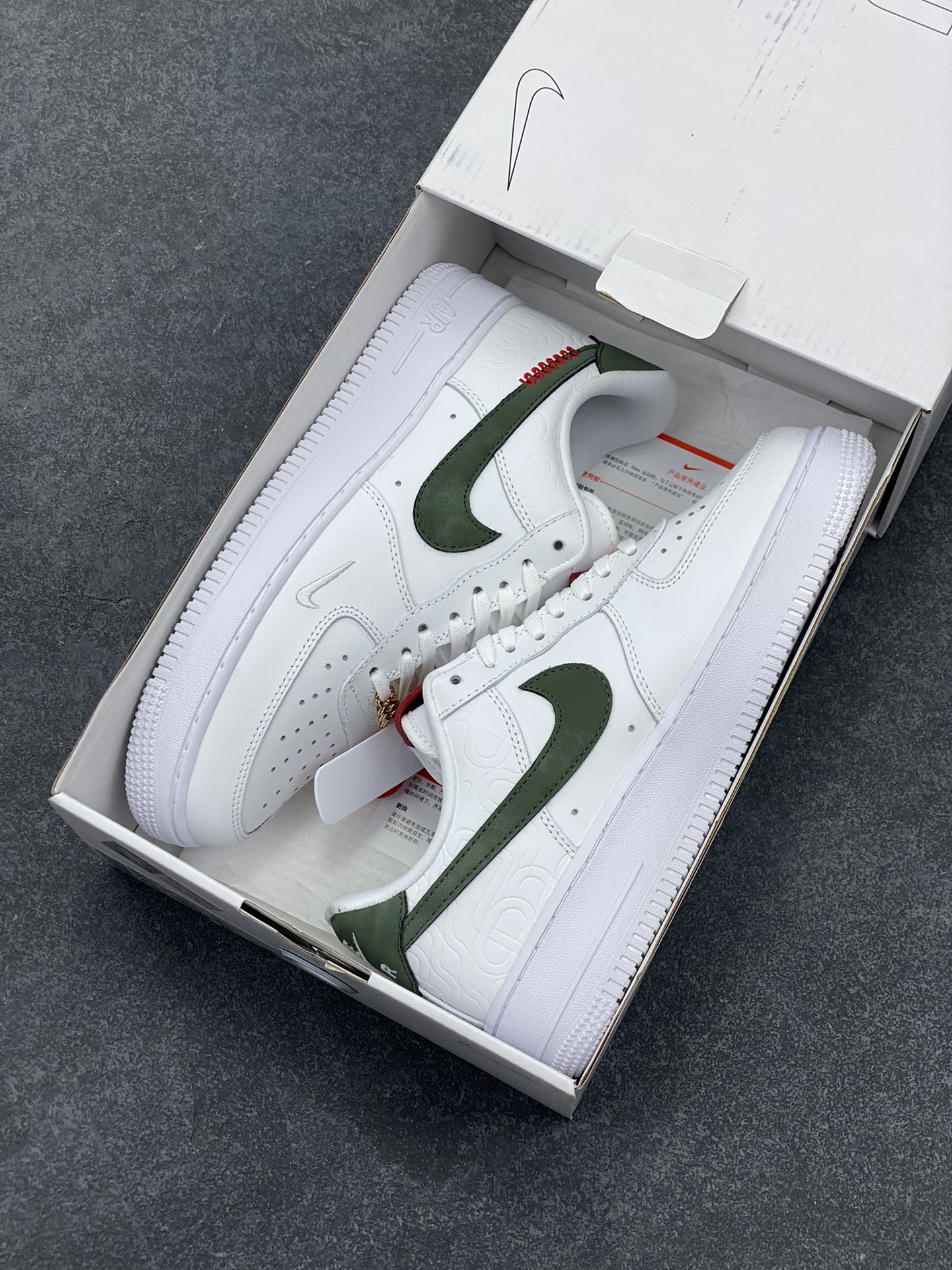 图片[9]-Nike Air Force 1 Low 蛇年 空军一号低帮运动休闲板鞋 原楦头原纸板 打造纯正空军版型#专注外贸渠道 全掌内置蜂窝气垫 #原盒配件 原厂中底钢印、拉帮完美 货号：HV5979-130 尺码：36 36.5 37.5 38 38.5 39 40 40.5 41 42 42.5 43 44 44.5 45-选品中心