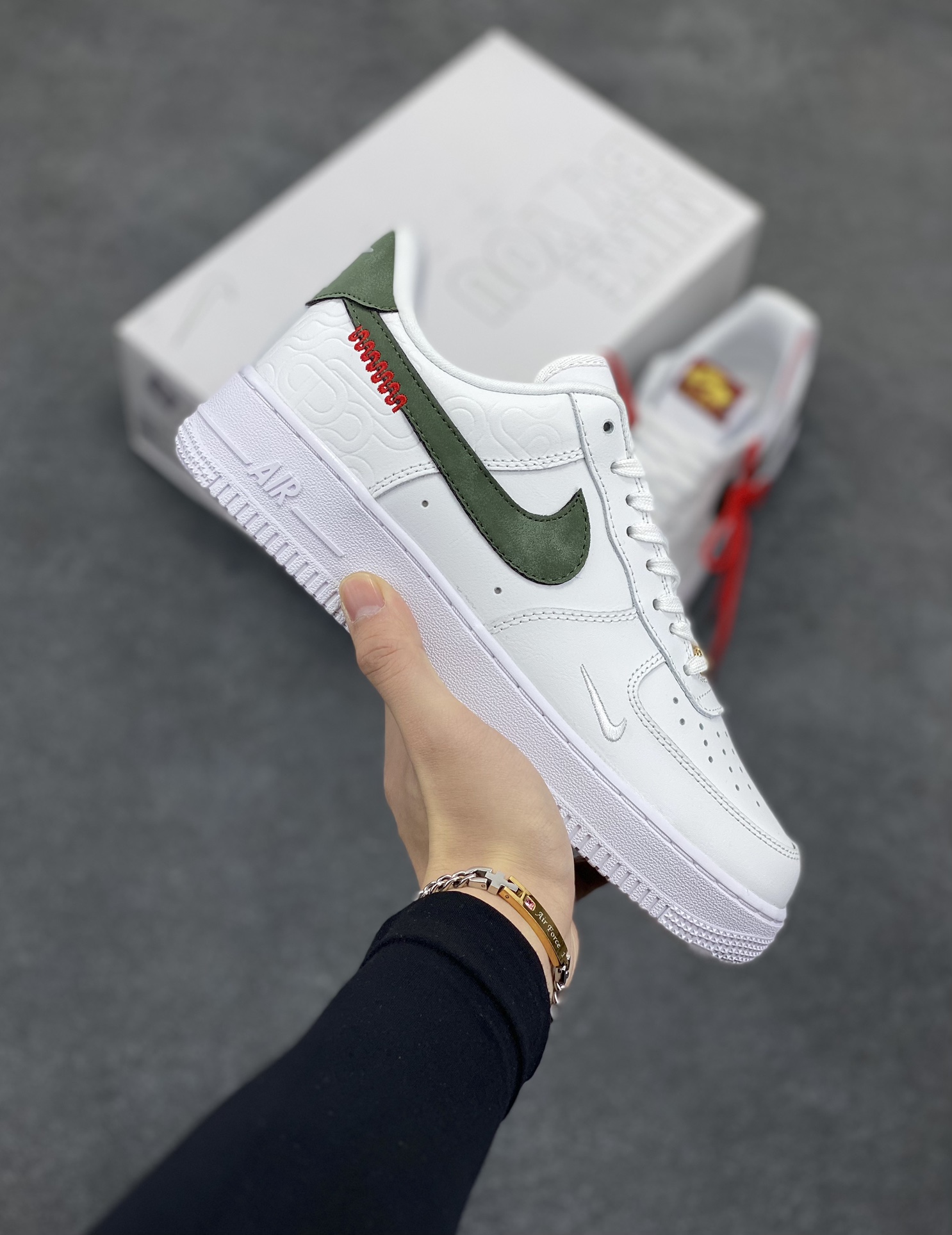 Nike Air Force 1 Low 蛇年 空军一号低帮运动休闲板鞋 原楦头原纸板 打造纯正空军版型#专注外贸渠道 全掌内置蜂窝气垫 #原盒配件 原厂中底钢印、拉帮完美 货号：HV5979-130 尺码：36 36.5 37.5 38 38.5 39 40 40.5 41 42 42.5 43 44 44.5 45-选品中心