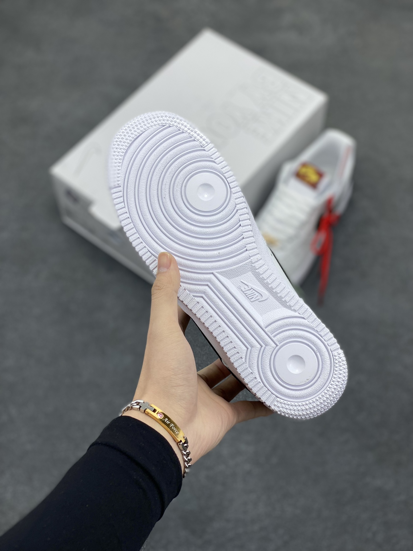 图片[5]-Nike Air Force 1 Low 蛇年 空军一号低帮运动休闲板鞋 原楦头原纸板 打造纯正空军版型#专注外贸渠道 全掌内置蜂窝气垫 #原盒配件 原厂中底钢印、拉帮完美 货号：HV5979-130 尺码：36 36.5 37.5 38 38.5 39 40 40.5 41 42 42.5 43 44 44.5 45-选品中心