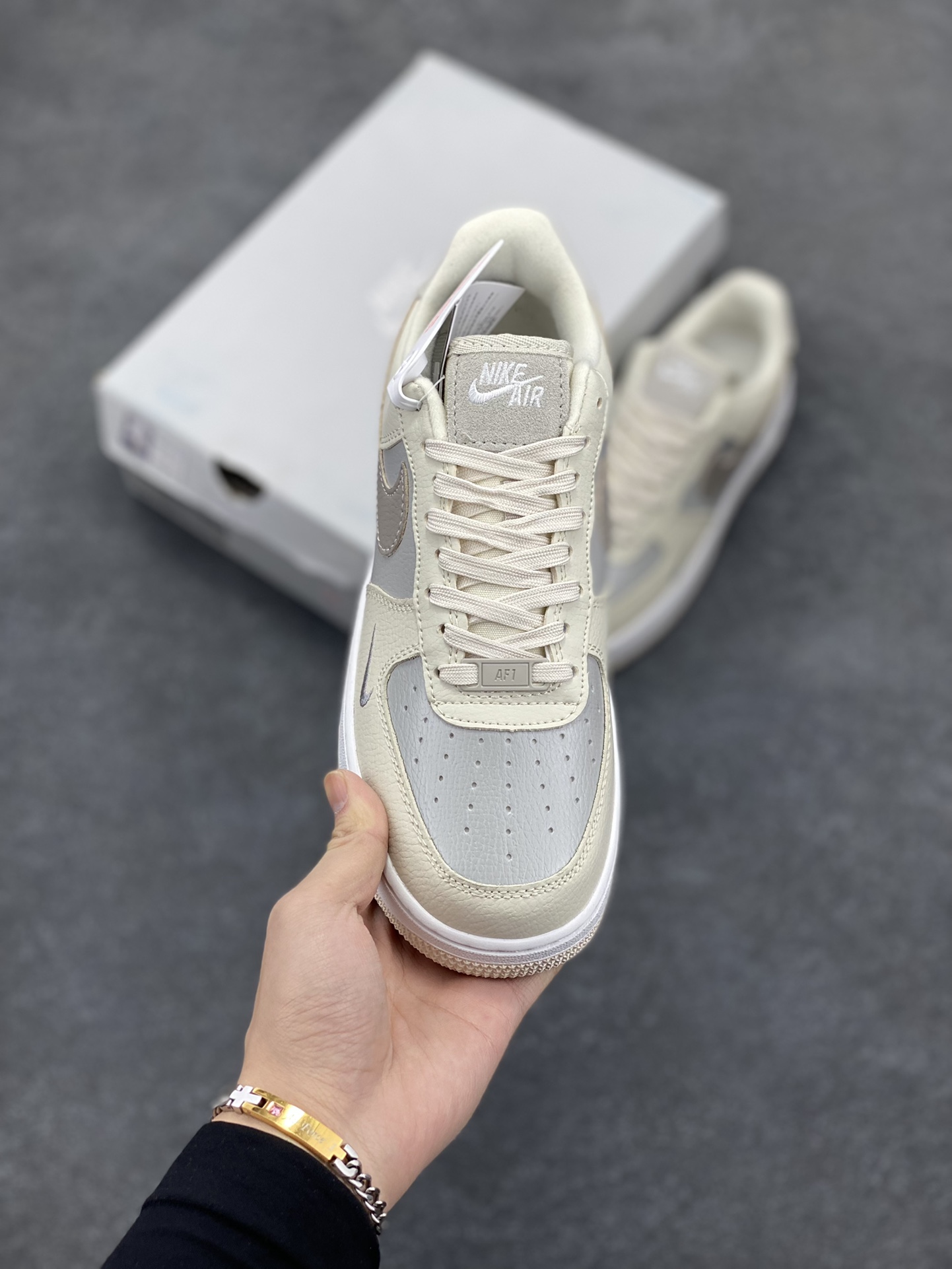 图片[2]-福利特价 Nike Air Force 1 Low 奶茶棕迷你小双勾 空军一号低帮运动休闲板鞋 原楦头原纸板 打造纯正空军版型#专注外贸渠道 全掌内置蜂窝气垫 #原盒配件 原厂中底钢印、拉帮完美 货号：FB8483-100 尺码：36 36.5 37.5 38 38.5 39 40 40.5 41 42 42.5 43 44 44.5 45-选品中心