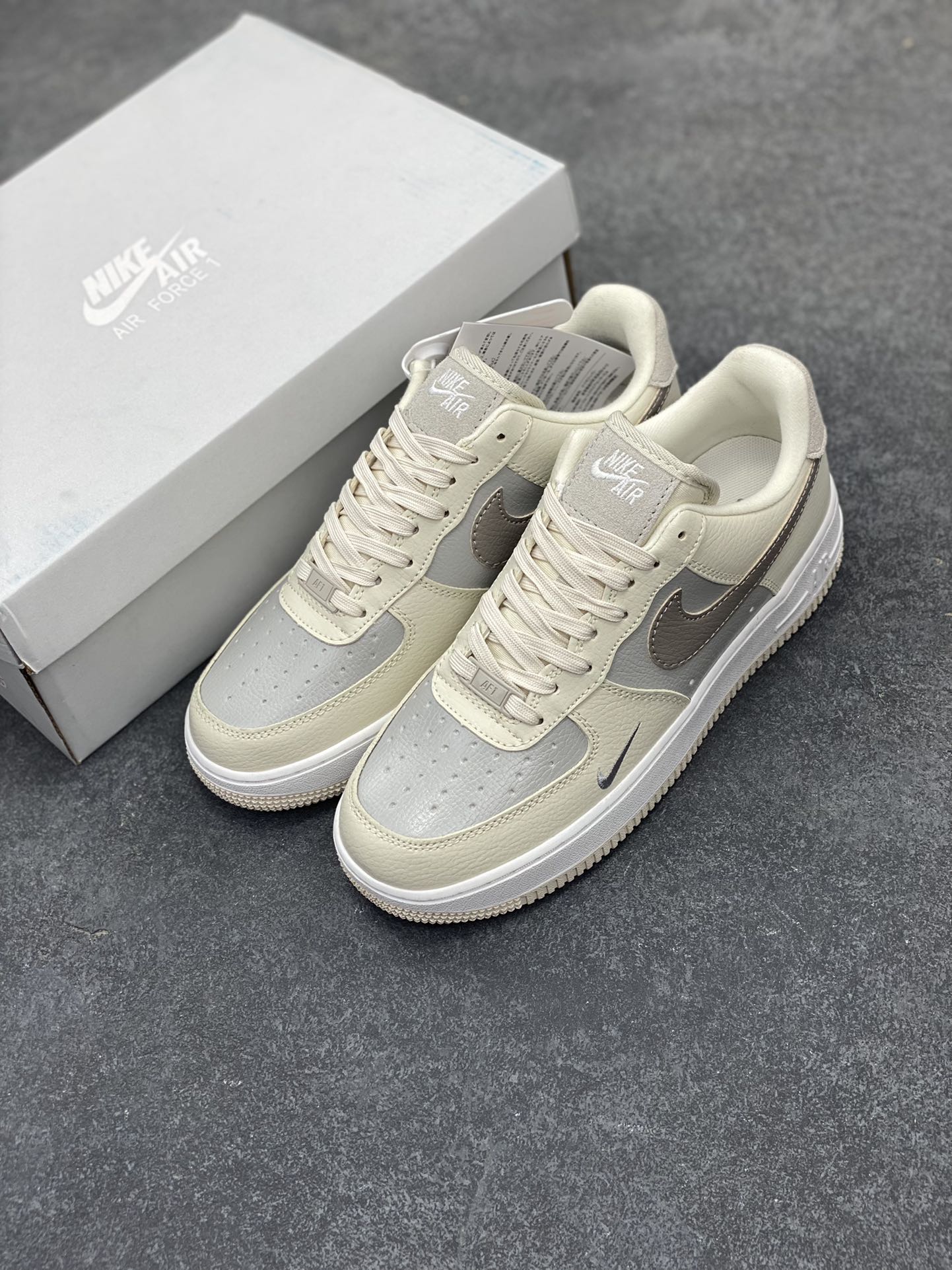 图片[8]-福利特价 Nike Air Force 1 Low 奶茶棕迷你小双勾 空军一号低帮运动休闲板鞋 原楦头原纸板 打造纯正空军版型#专注外贸渠道 全掌内置蜂窝气垫 #原盒配件 原厂中底钢印、拉帮完美 货号：FB8483-100 尺码：36 36.5 37.5 38 38.5 39 40 40.5 41 42 42.5 43 44 44.5 45-选品中心
