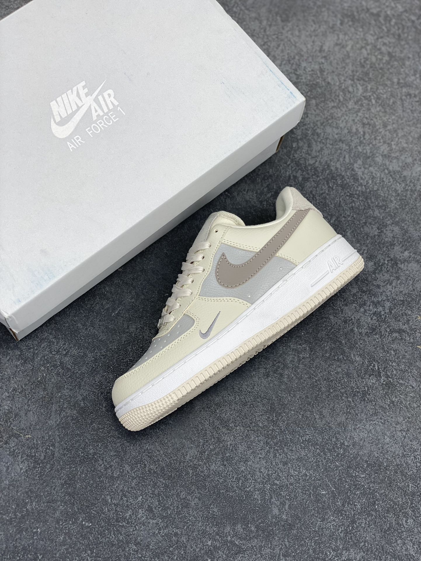 图片[7]-福利特价 Nike Air Force 1 Low 奶茶棕迷你小双勾 空军一号低帮运动休闲板鞋 原楦头原纸板 打造纯正空军版型#专注外贸渠道 全掌内置蜂窝气垫 #原盒配件 原厂中底钢印、拉帮完美 货号：FB8483-100 尺码：36 36.5 37.5 38 38.5 39 40 40.5 41 42 42.5 43 44 44.5 45-选品中心