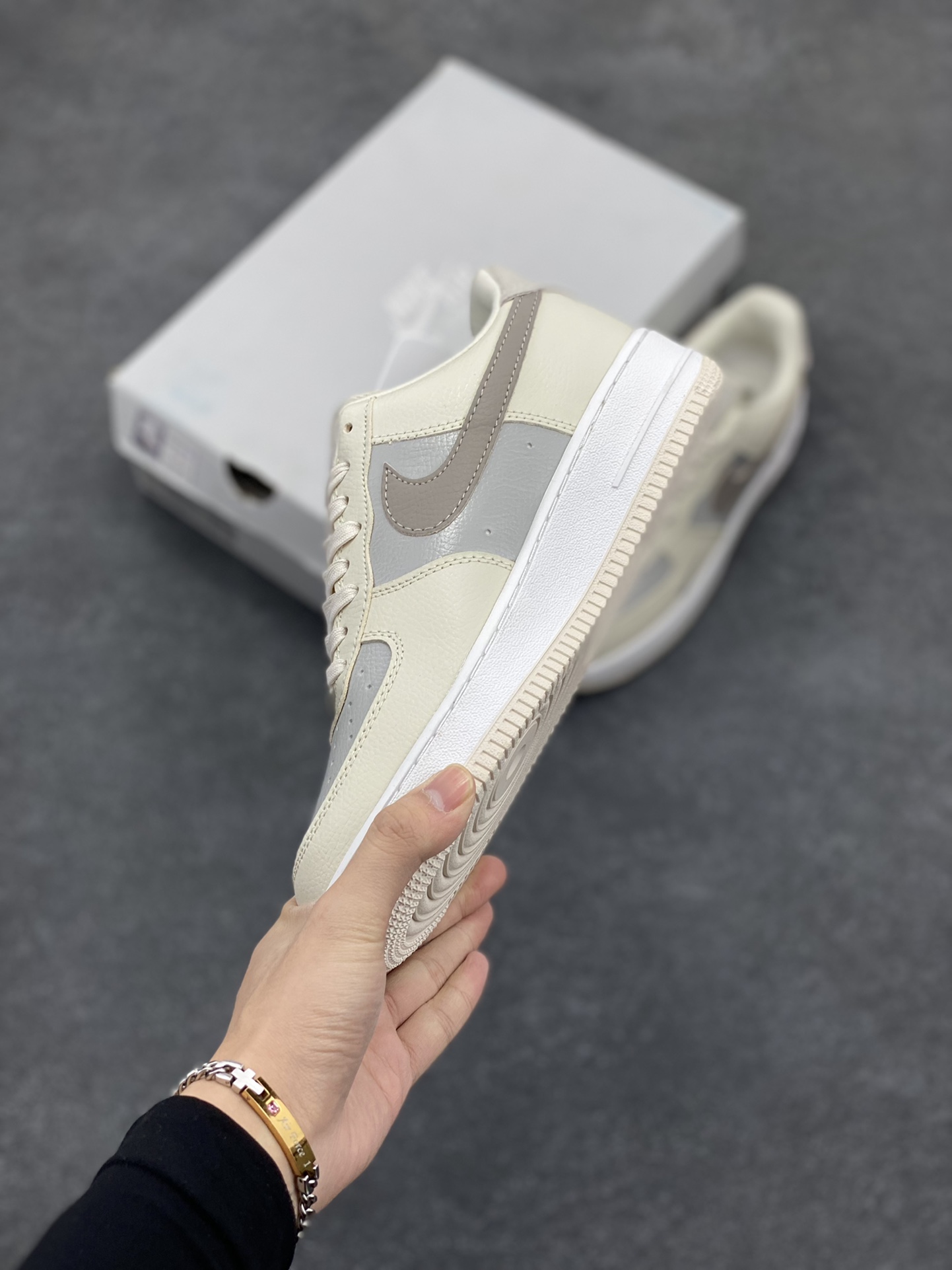 图片[3]-福利特价 Nike Air Force 1 Low 奶茶棕迷你小双勾 空军一号低帮运动休闲板鞋 原楦头原纸板 打造纯正空军版型#专注外贸渠道 全掌内置蜂窝气垫 #原盒配件 原厂中底钢印、拉帮完美 货号：FB8483-100 尺码：36 36.5 37.5 38 38.5 39 40 40.5 41 42 42.5 43 44 44.5 45-选品中心