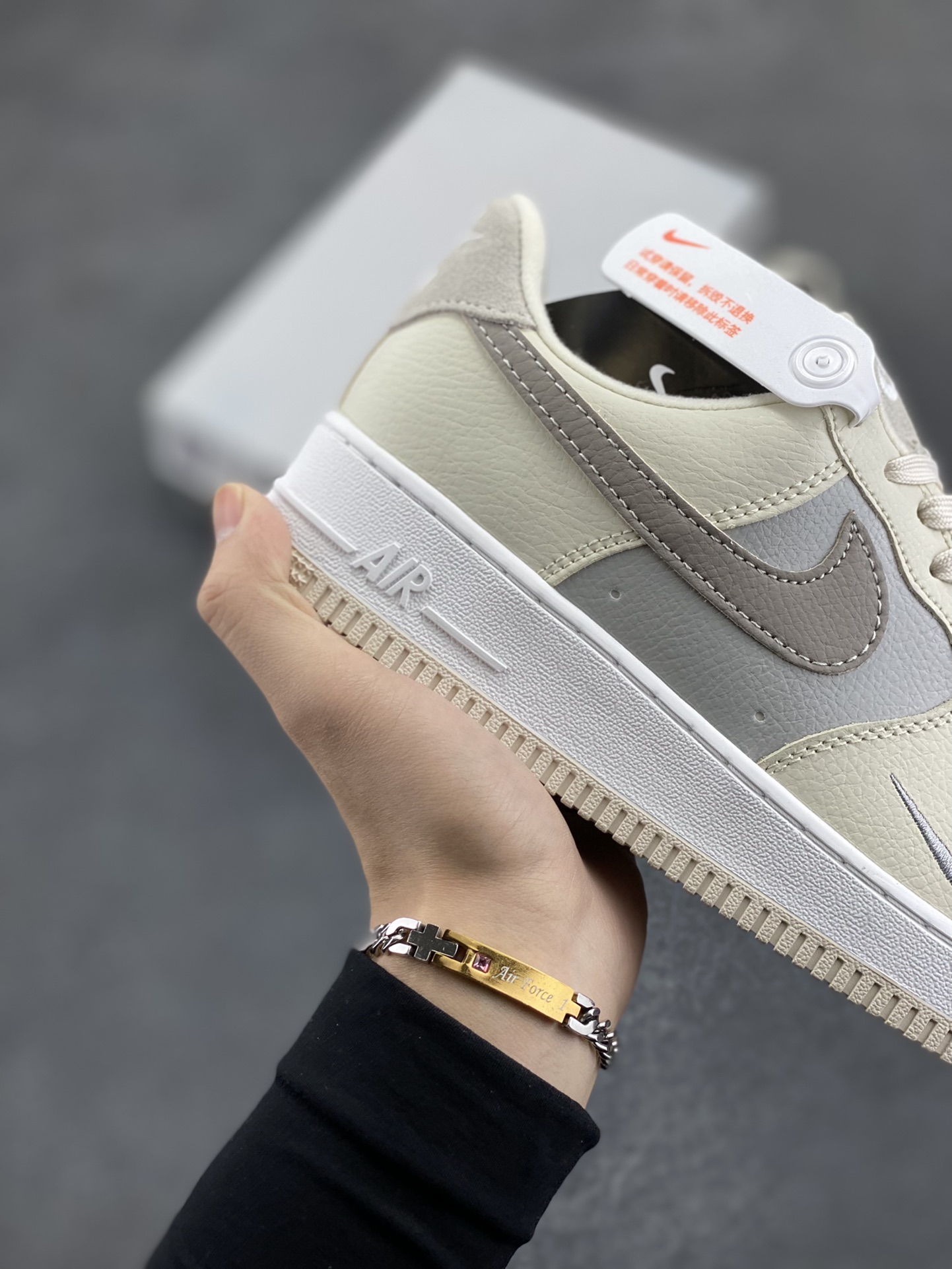 图片[6]-福利特价 Nike Air Force 1 Low 奶茶棕迷你小双勾 空军一号低帮运动休闲板鞋 原楦头原纸板 打造纯正空军版型#专注外贸渠道 全掌内置蜂窝气垫 #原盒配件 原厂中底钢印、拉帮完美 货号：FB8483-100 尺码：36 36.5 37.5 38 38.5 39 40 40.5 41 42 42.5 43 44 44.5 45-选品中心