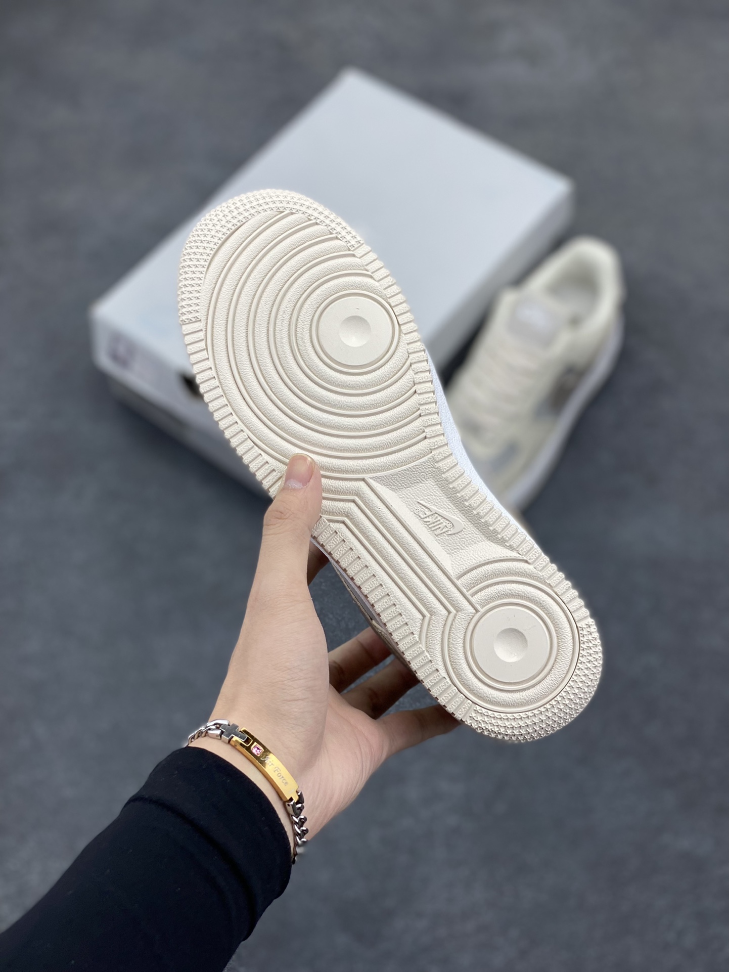 图片[5]-福利特价 Nike Air Force 1 Low 奶茶棕迷你小双勾 空军一号低帮运动休闲板鞋 原楦头原纸板 打造纯正空军版型#专注外贸渠道 全掌内置蜂窝气垫 #原盒配件 原厂中底钢印、拉帮完美 货号：FB8483-100 尺码：36 36.5 37.5 38 38.5 39 40 40.5 41 42 42.5 43 44 44.5 45-选品中心