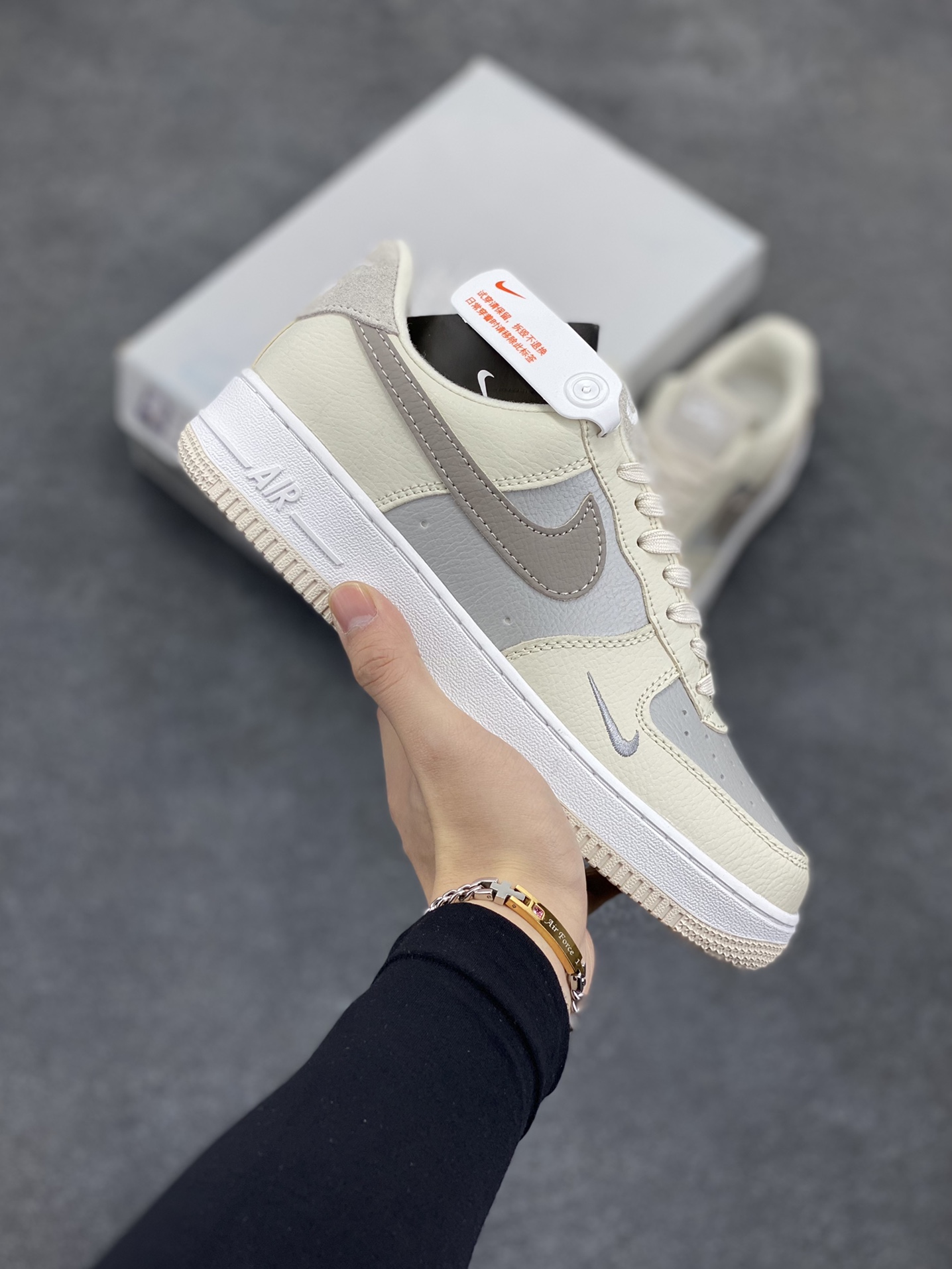 福利特价 Nike Air Force 1 Low 奶茶棕迷你小双勾 空军一号低帮运动休闲板鞋 原楦头原纸板 打造纯正空军版型#专注外贸渠道 全掌内置蜂窝气垫 #原盒配件 原厂中底钢印、拉帮完美 货号:FB8483-100 尺码:36 36.5 37.5 38 38.5 39 40 40.5 41 42 42.5 43 44 44.5 45-选品中心