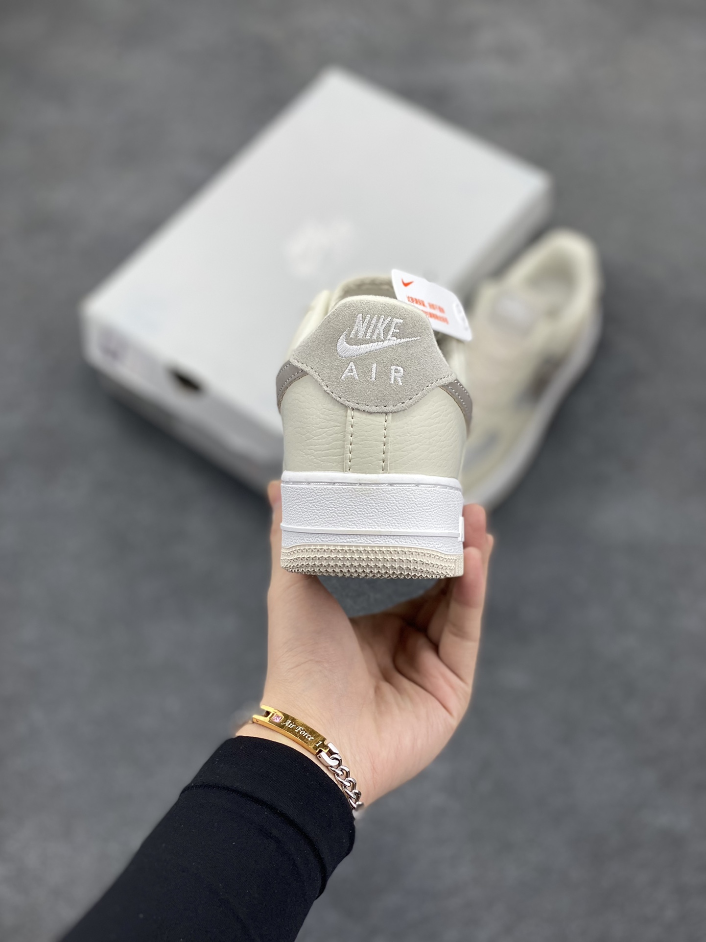 图片[4]-福利特价 Nike Air Force 1 Low 奶茶棕迷你小双勾 空军一号低帮运动休闲板鞋 原楦头原纸板 打造纯正空军版型#专注外贸渠道 全掌内置蜂窝气垫 #原盒配件 原厂中底钢印、拉帮完美 货号：FB8483-100 尺码：36 36.5 37.5 38 38.5 39 40 40.5 41 42 42.5 43 44 44.5 45-选品中心