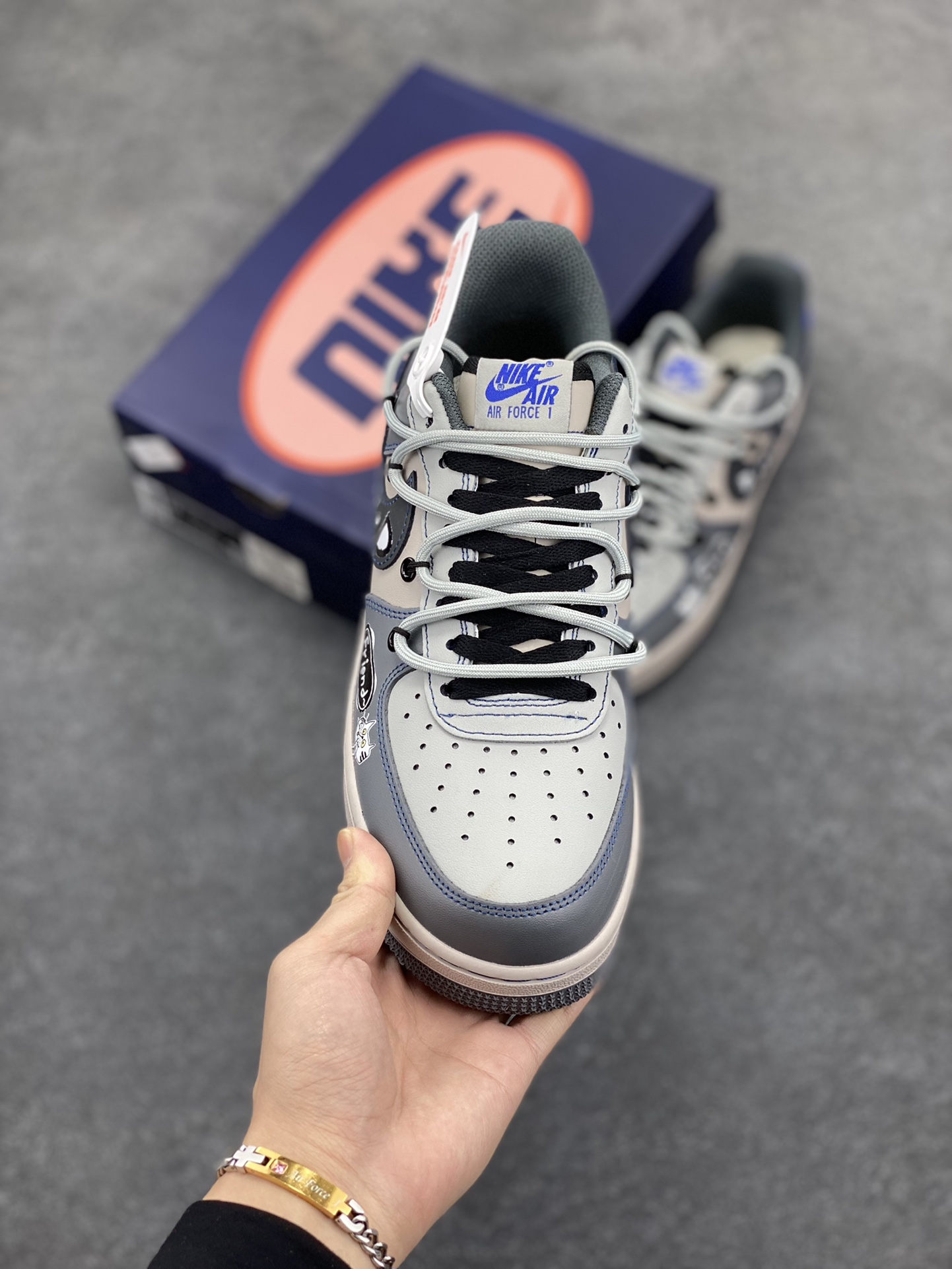 图片[2]-Nike Air Force 1 Low “British Blue Cat” “英国蓝猫”空军一号低帮休闲运动绑带板鞋 英国蓝猫，学名英国蓝色短毛猫，是一种广为人知且备受喜爱的猫咪品种 。从外形上看，它具有鲜明的矮胖身体，被毛短而密，呈蓝灰色，质地柔软如绒布，触感极佳，犹如一个毛茸茸的团子 货号：KS6896-333 尺码：36 36.5 37.5 38 38.5 39 40 40.5 41 42 42.5 43 44 44.5 45-选品中心