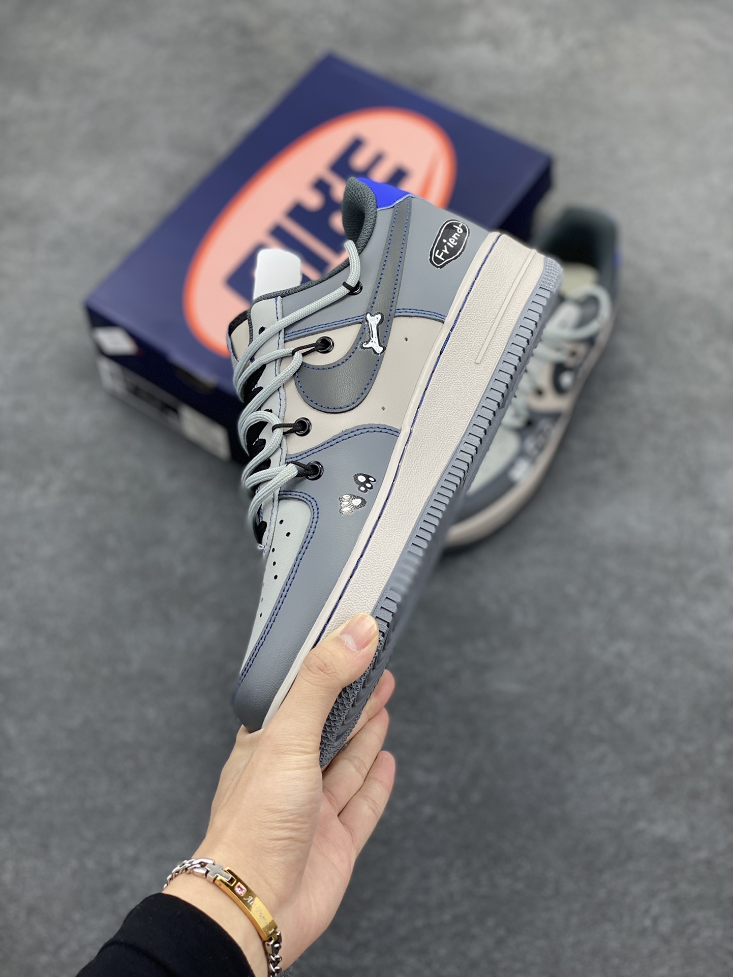 图片[3]-Nike Air Force 1 Low “British Blue Cat” “英国蓝猫”空军一号低帮休闲运动绑带板鞋 英国蓝猫，学名英国蓝色短毛猫，是一种广为人知且备受喜爱的猫咪品种 。从外形上看，它具有鲜明的矮胖身体，被毛短而密，呈蓝灰色，质地柔软如绒布，触感极佳，犹如一个毛茸茸的团子 货号：KS6896-333 尺码：36 36.5 37.5 38 38.5 39 40 40.5 41 42 42.5 43 44 44.5 45-选品中心