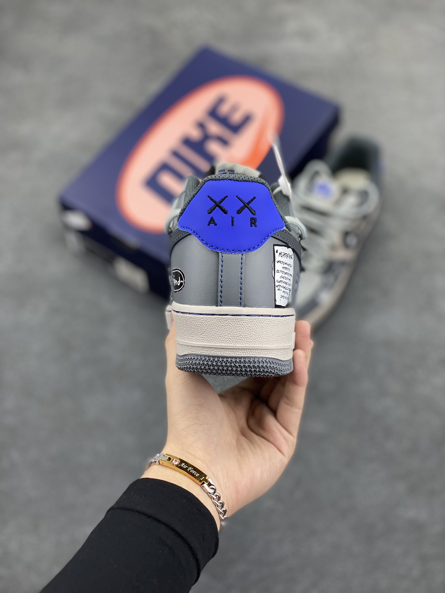 图片[4]-Nike Air Force 1 Low “British Blue Cat” “英国蓝猫”空军一号低帮休闲运动绑带板鞋 英国蓝猫，学名英国蓝色短毛猫，是一种广为人知且备受喜爱的猫咪品种 。从外形上看，它具有鲜明的矮胖身体，被毛短而密，呈蓝灰色，质地柔软如绒布，触感极佳，犹如一个毛茸茸的团子 货号：KS6896-333 尺码：36 36.5 37.5 38 38.5 39 40 40.5 41 42 42.5 43 44 44.5 45-选品中心