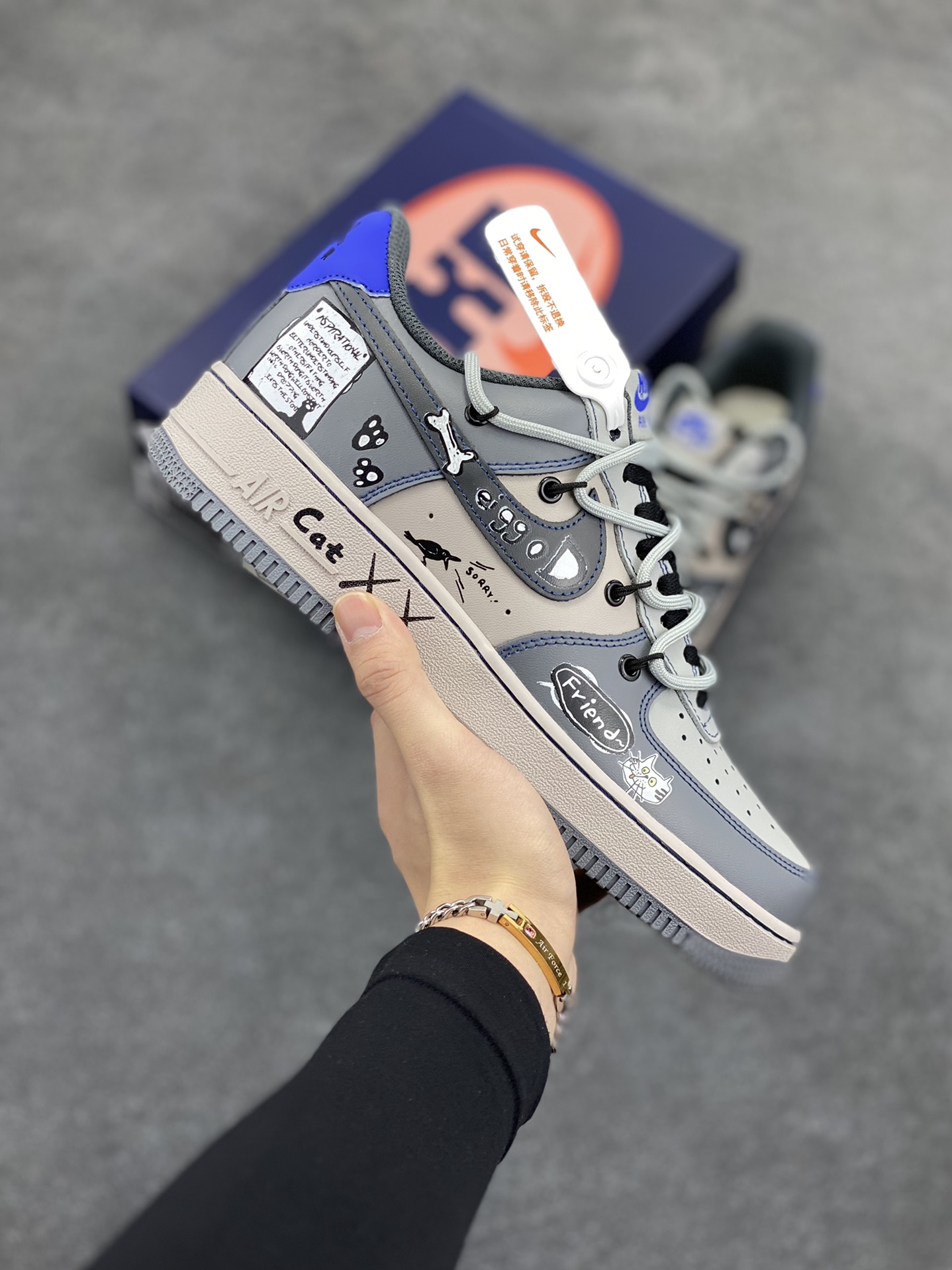 Nike Air Force 1 Low “British Blue Cat” “英国蓝猫”空军一号低帮休闲运动绑带板鞋 英国蓝猫，学名英国蓝色短毛猫，是一种广为人知且备受喜爱的猫咪品种 。从外形上看，它具有鲜明的矮胖身体，被毛短而密，呈蓝灰色，质地柔软如绒布，触感极佳，犹如一个毛茸茸的团子 货号：KS6896-333 尺码：36 36.5 37.5 38 38.5 39 40 40.5 41 42 42.5 43 44 44.5 45-选品中心